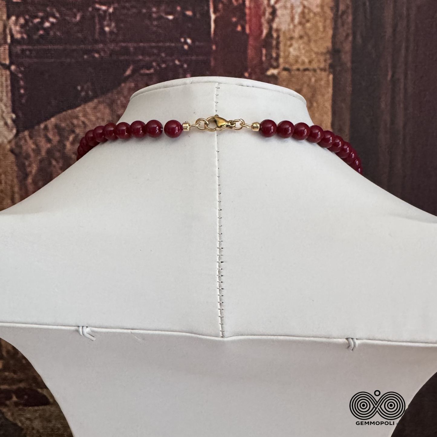 Dettaglio chiusura collana Perle Tonde Madreperla Bordeaux 6 mm 