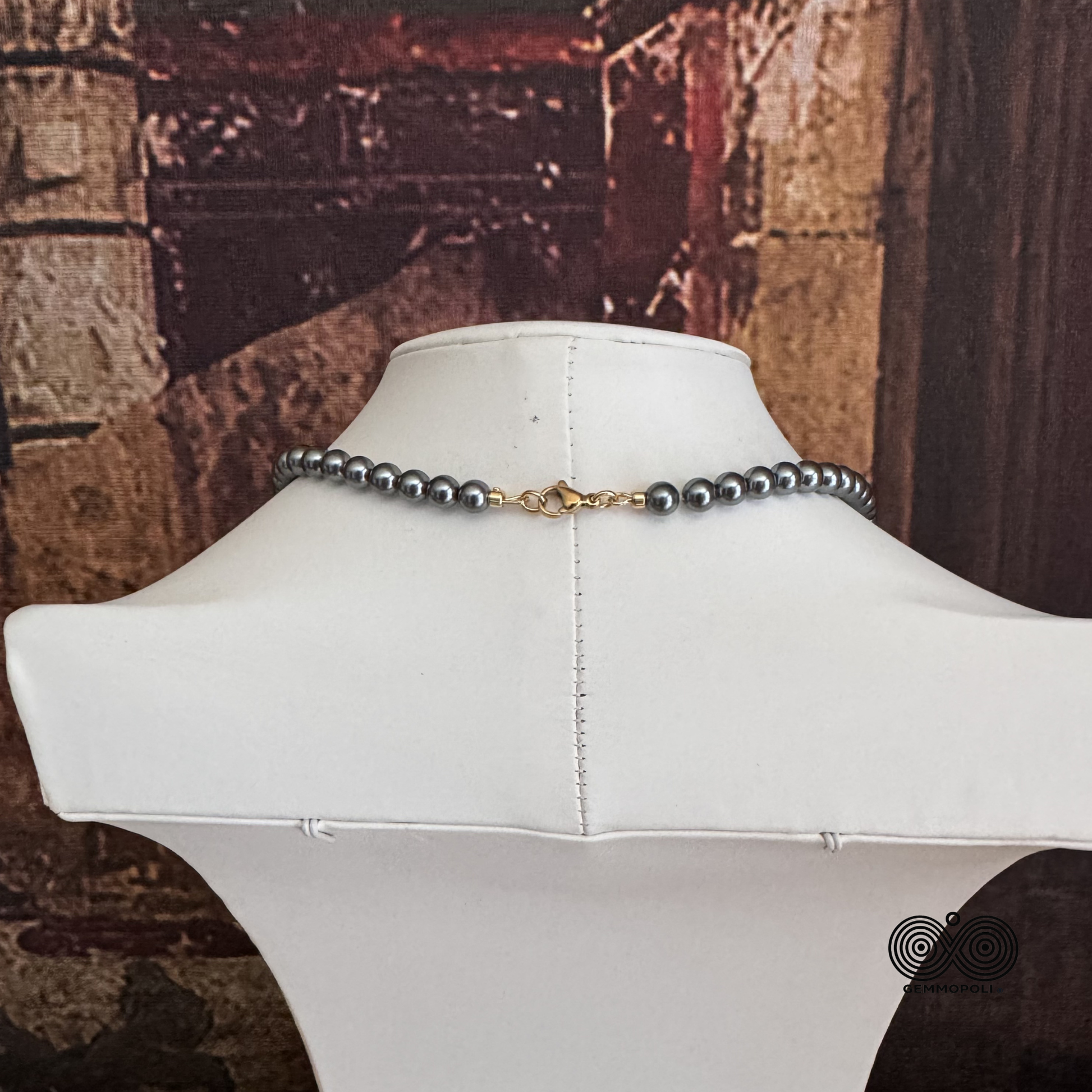 Dettaglio chiusura collana Perle Tonde Madreperla Grigia 6 mm 