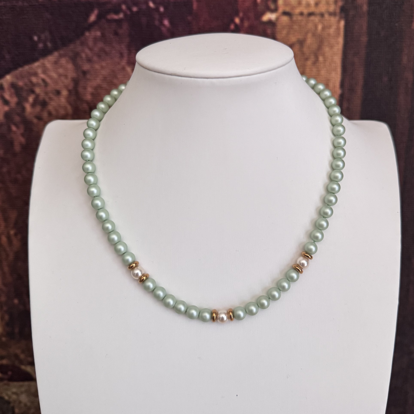 Collana Elegance Easy verde con 3 perle centrali bianche acciaio gold 