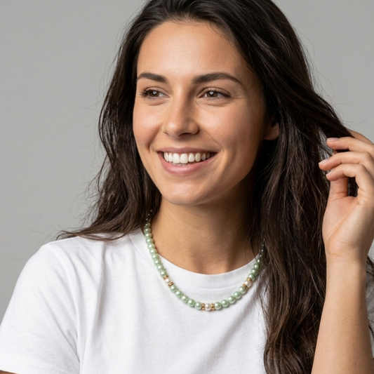 Ragazza mora che indossa collana Verde Elegance Easy con Perle Bianche Acciaio Oro GA0057