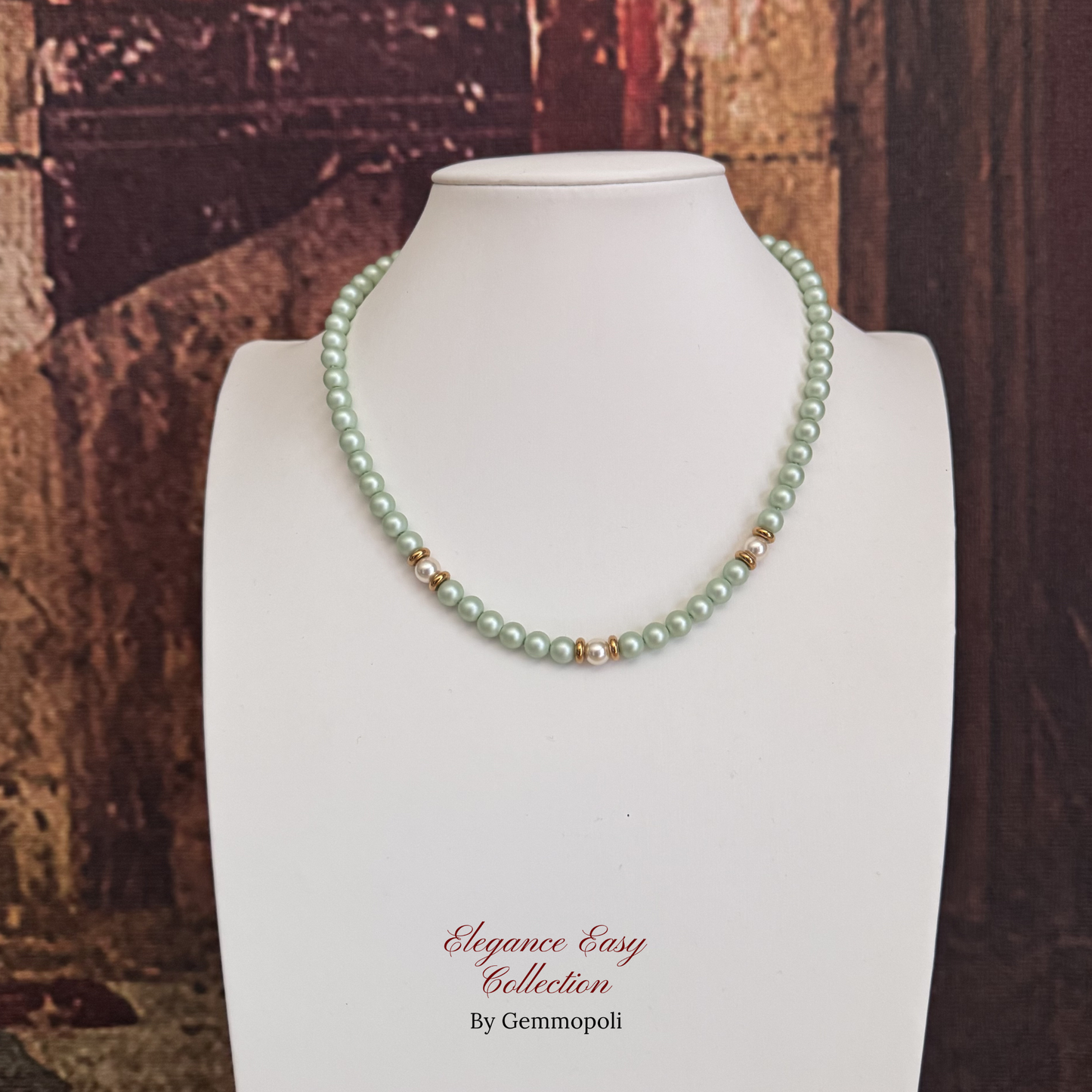 Girocollo verde perle elegance con dettagli oro e perle bianche centrali 