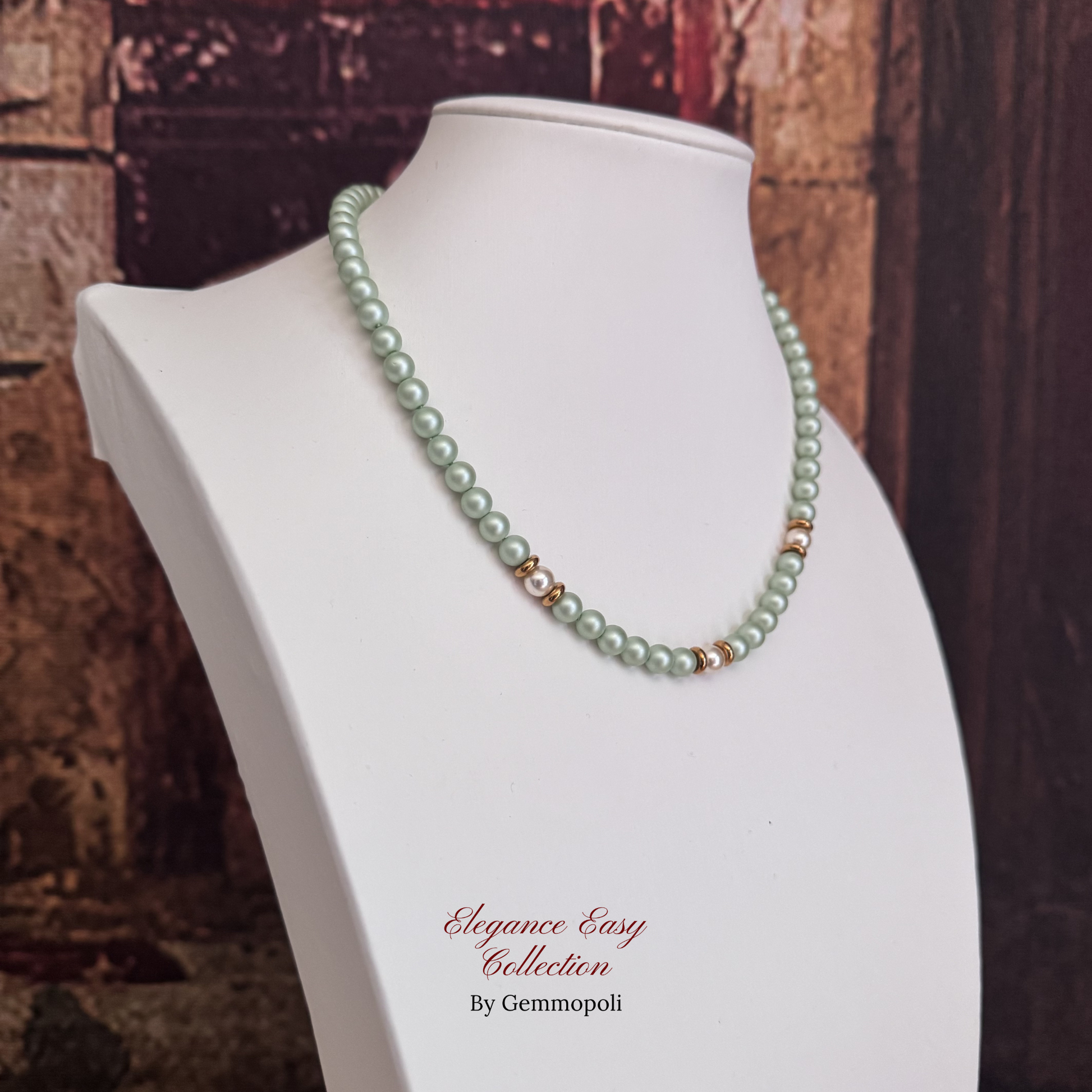 Collana elegante verde con perle in madreperla e acciaio dorato 