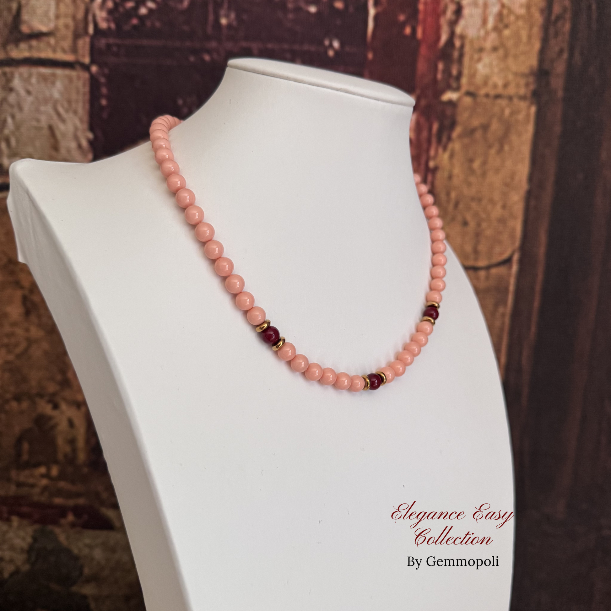Girocollo rosa perle elegance con dettagli oro e perle bordeaux centrali , lato sinistra