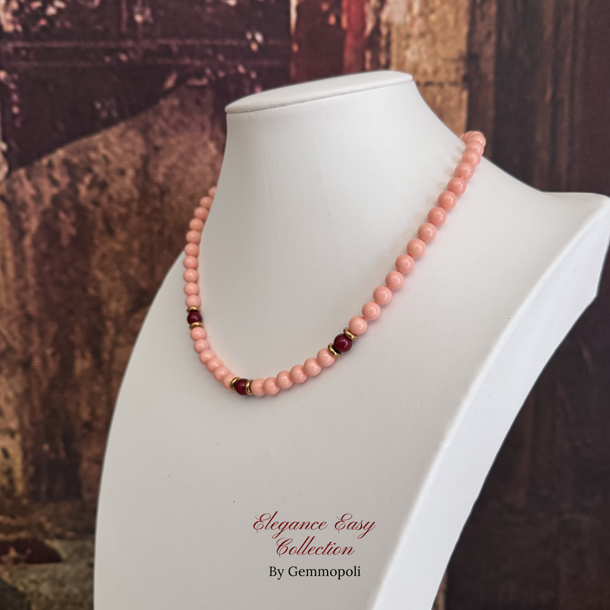 Girocollo rosa perle elegance con dettagli oro e perle bordeaux centrali , vista da destra