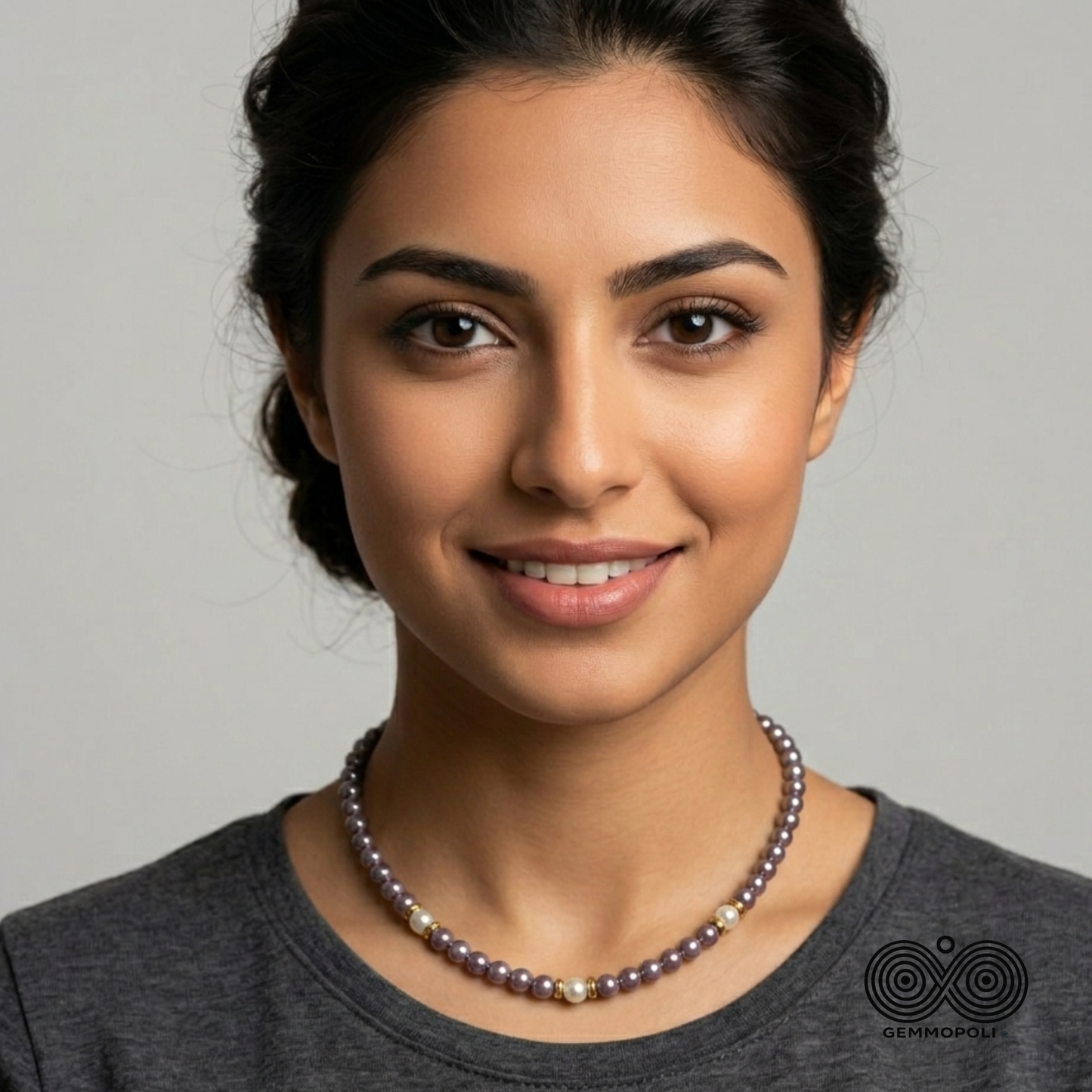 Modella con Collana donna Tortora con tre perle Bianche centrali 