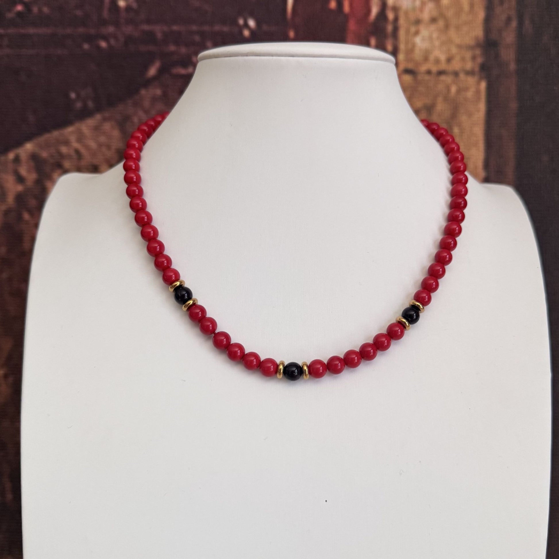Collana Elegance Easy rossa con 3 perle centrali nere acciaio gold 