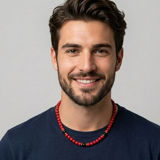 Modello che indossa collana elegante rossa con perle nere e acciaio dorato 