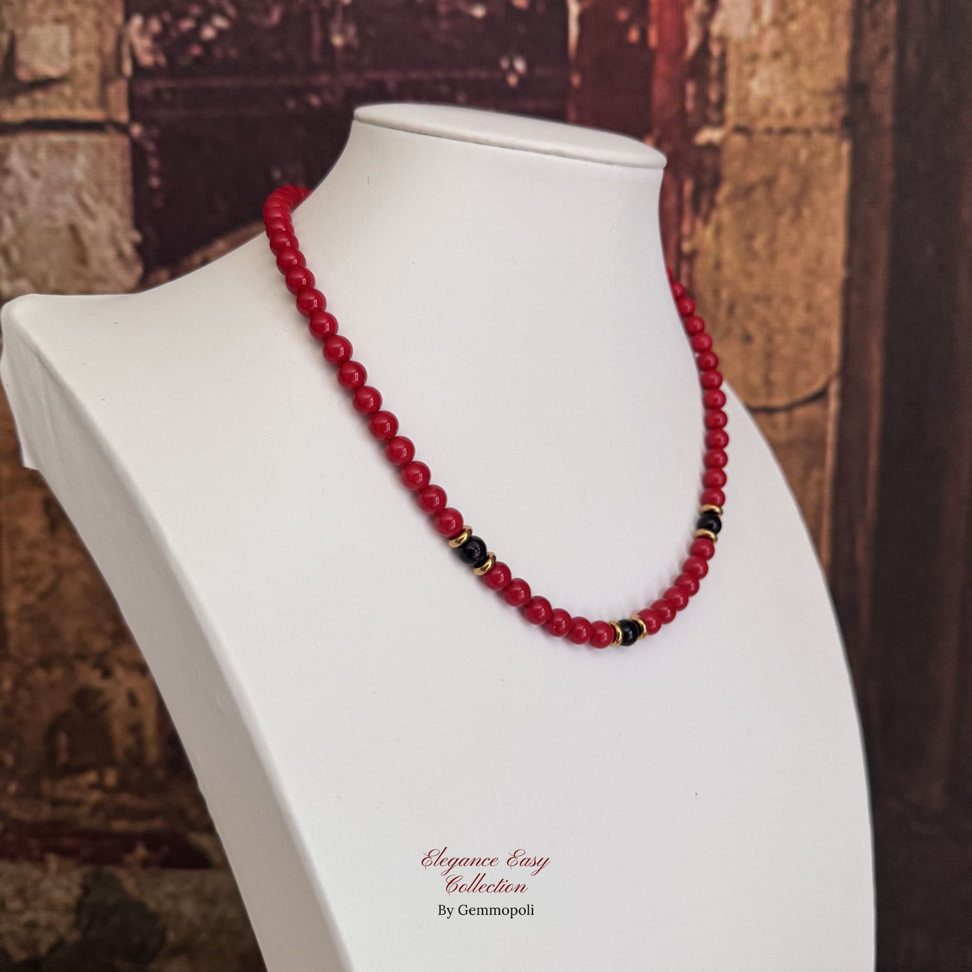 Girocollo rosso perle elegance con dettagli oro e perle nere centrali 