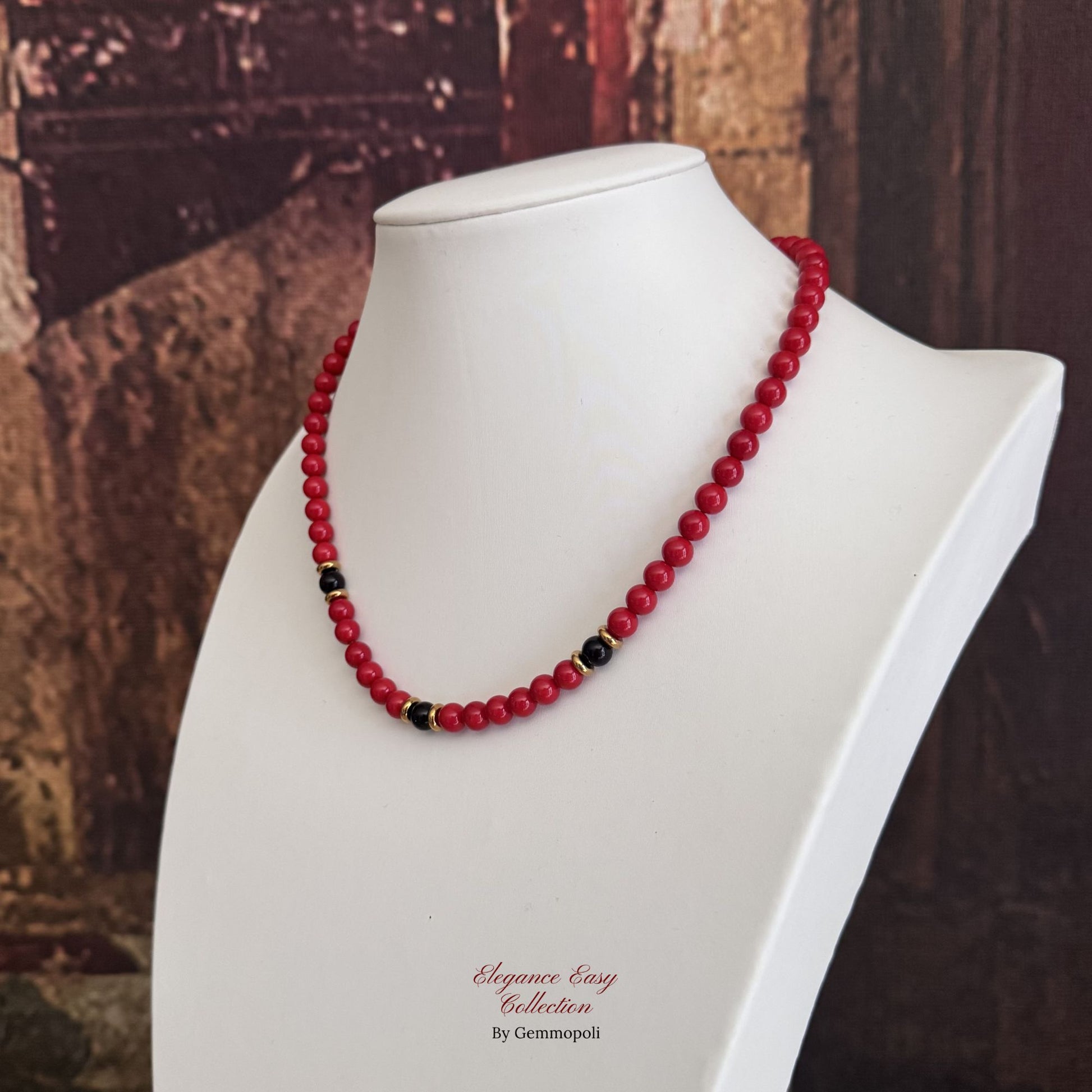 Collana elegante rossa con perle nere e acciaio dorato , vista da destra