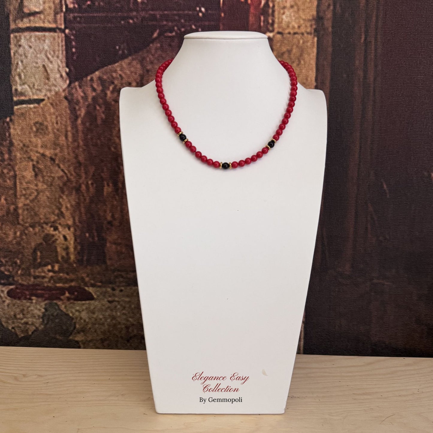 Collana donna rossa con tre perle centrali nere effetto moderno 