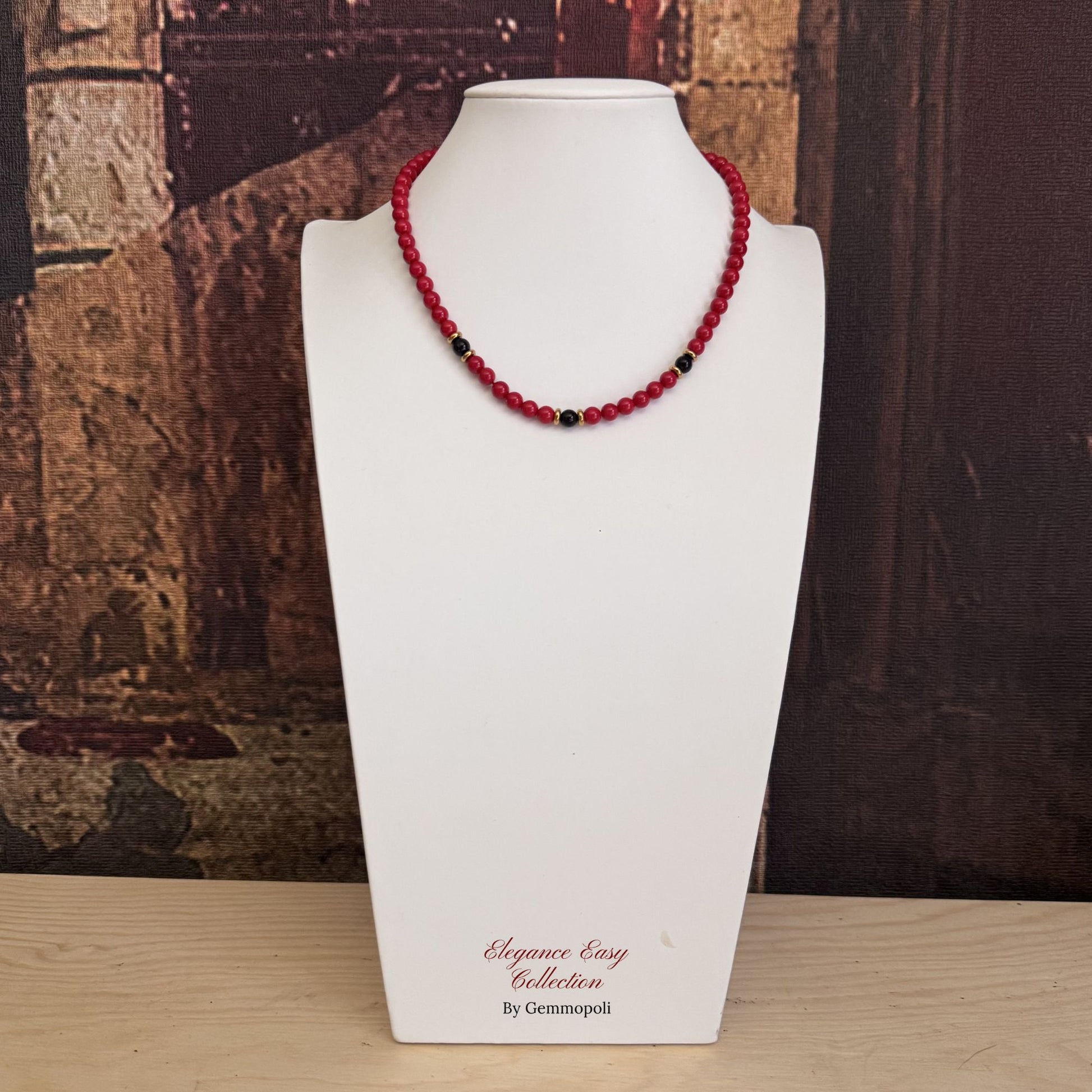 Collana donna rossa con tre perle centrali nere effetto moderno 