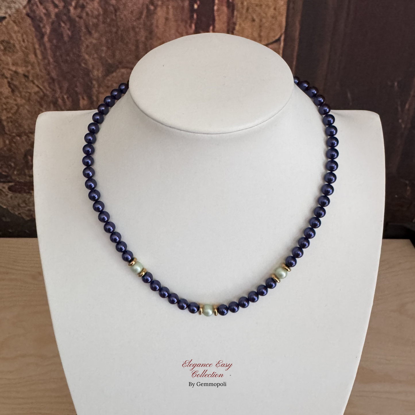 Collana donna blu raffinata con tre perle centrali bianche 
