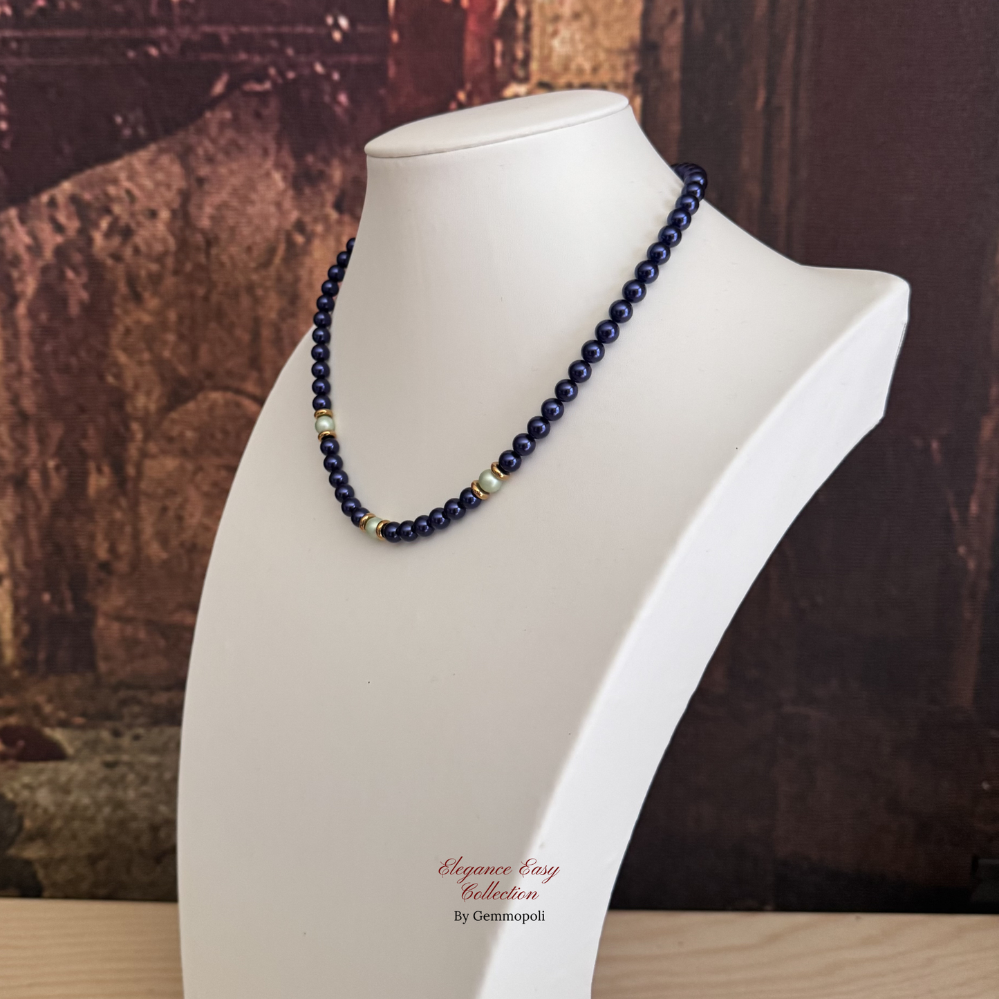Collana Elegance Easy blu con 3 perle centrali bianche acciaio gold vista da destra
