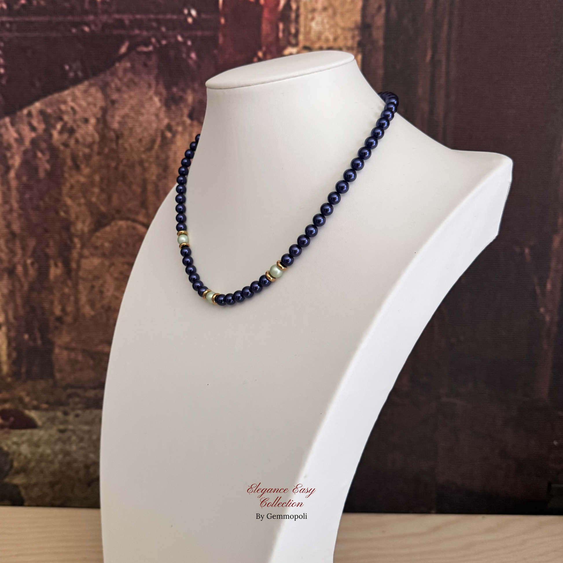 Collana Elegance Easy blu con 3 perle centrali bianche acciaio gold vista da destra