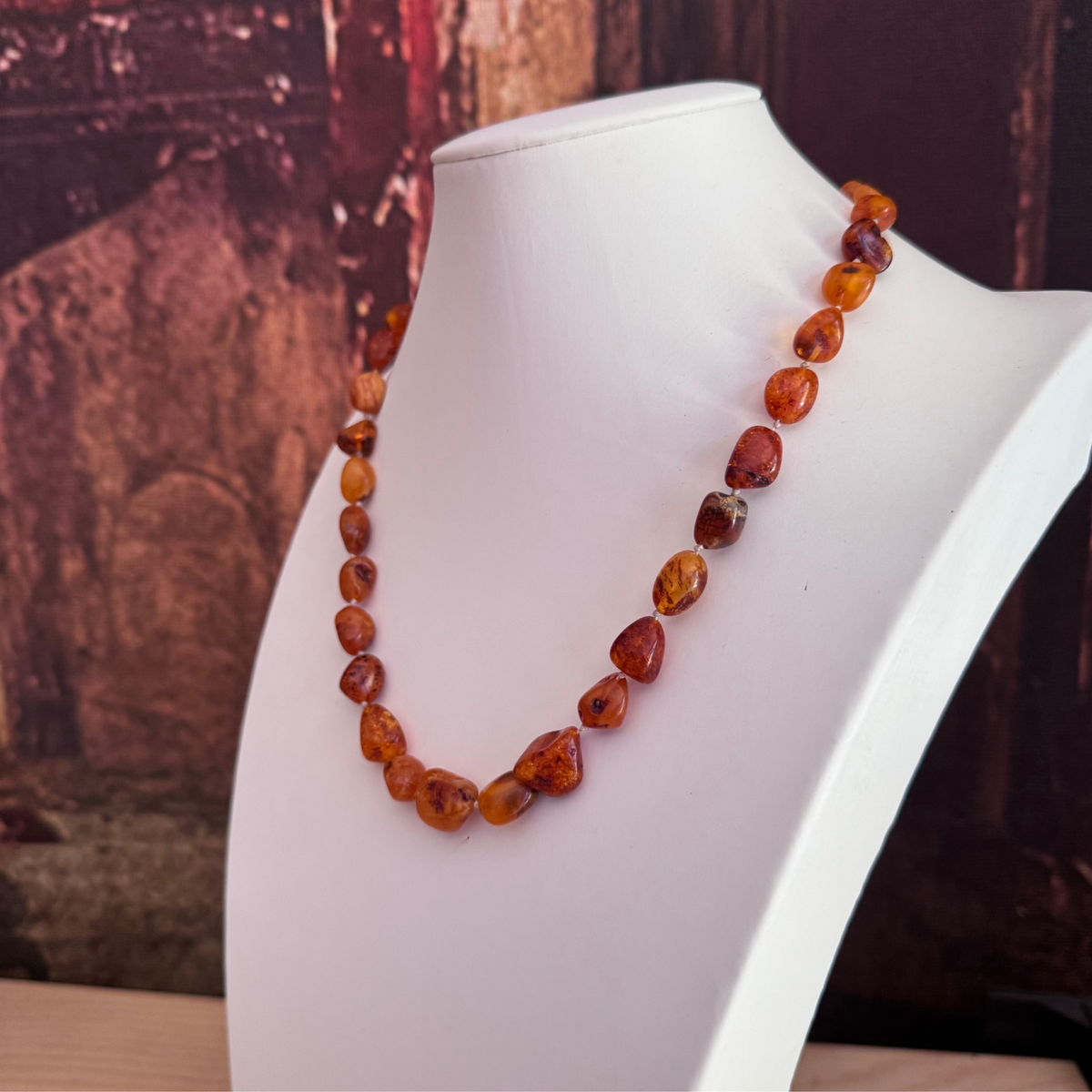 Primo piano collana GB0001 con sassi irregolari di ambra naturale 