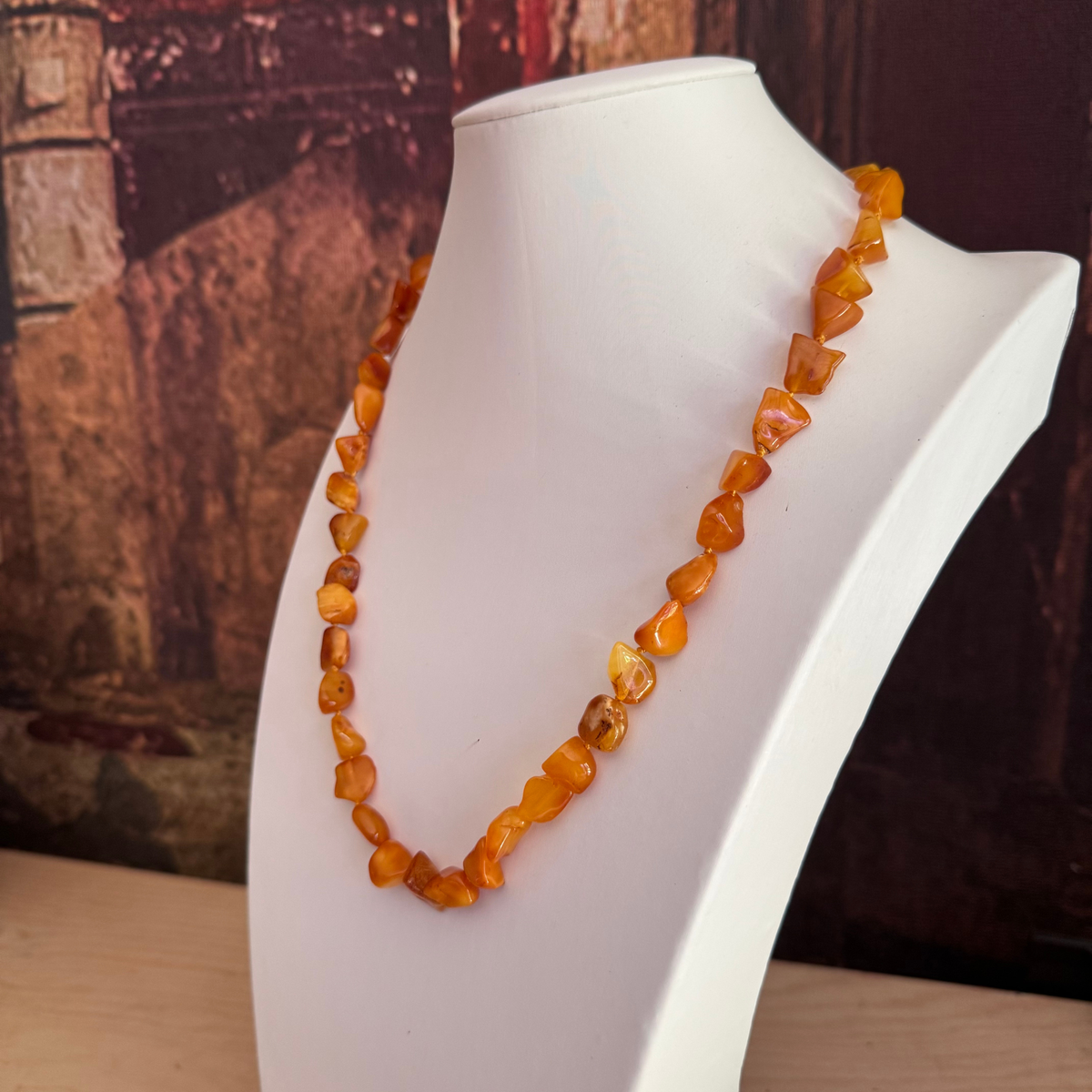 Primo piano collana GB0002 ambra giallo miele dorata e cognac