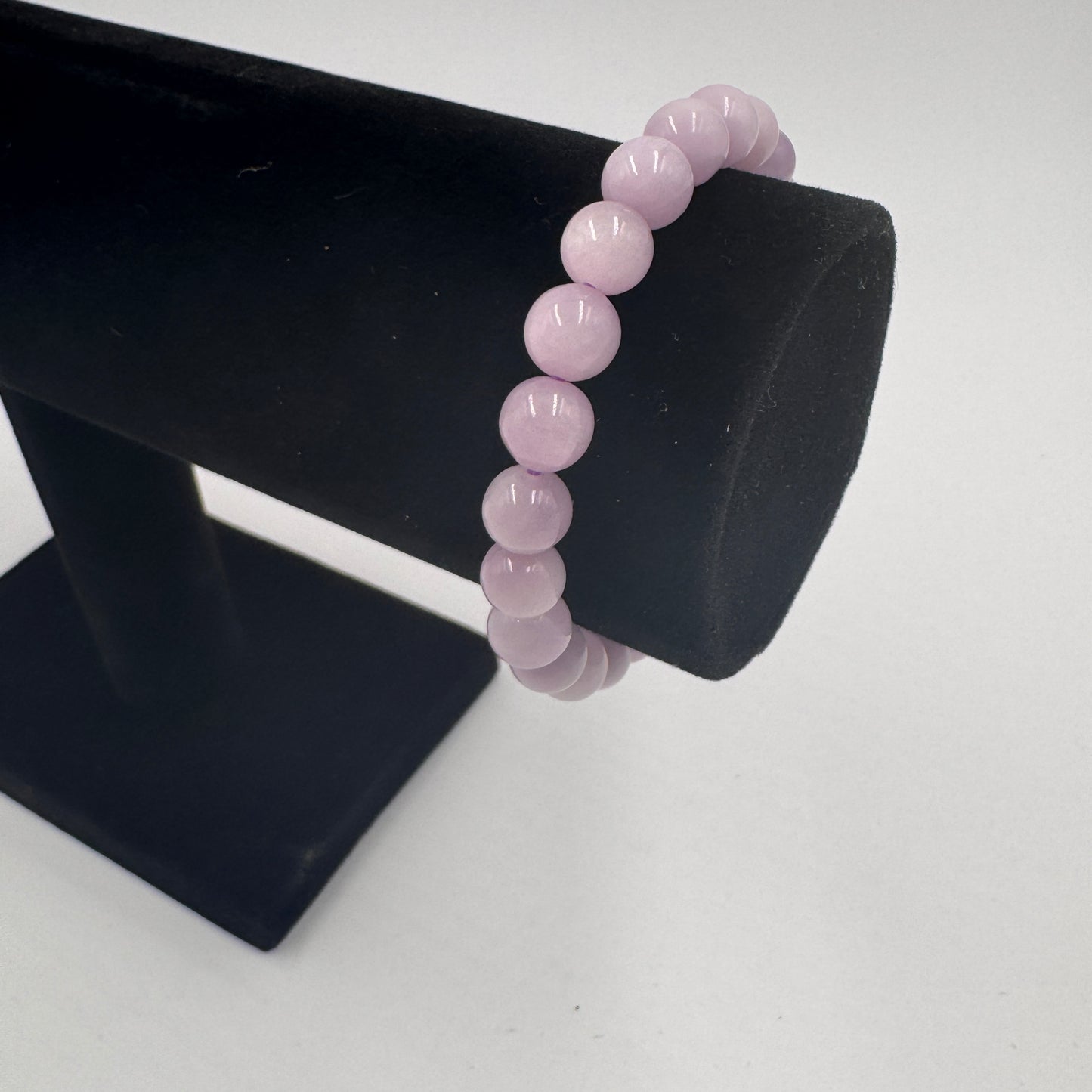 Primo piano del Bracciale Elastico in Kunzite, perle rosa lilla di prima scelta, Punto Gemme
