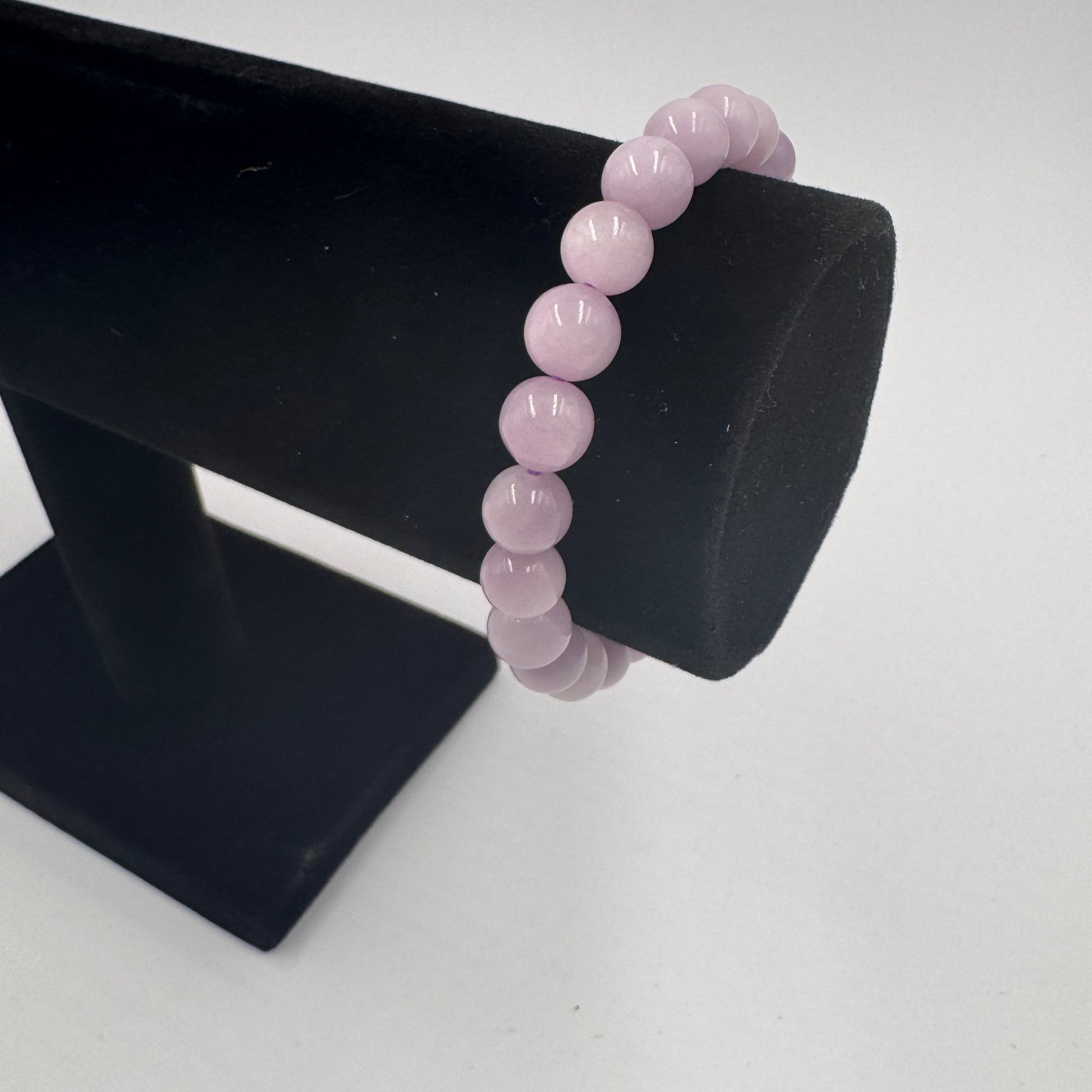 Primo piano del Bracciale Elastico in Kunzite, perle rosa lilla di prima scelta, Punto Gemme