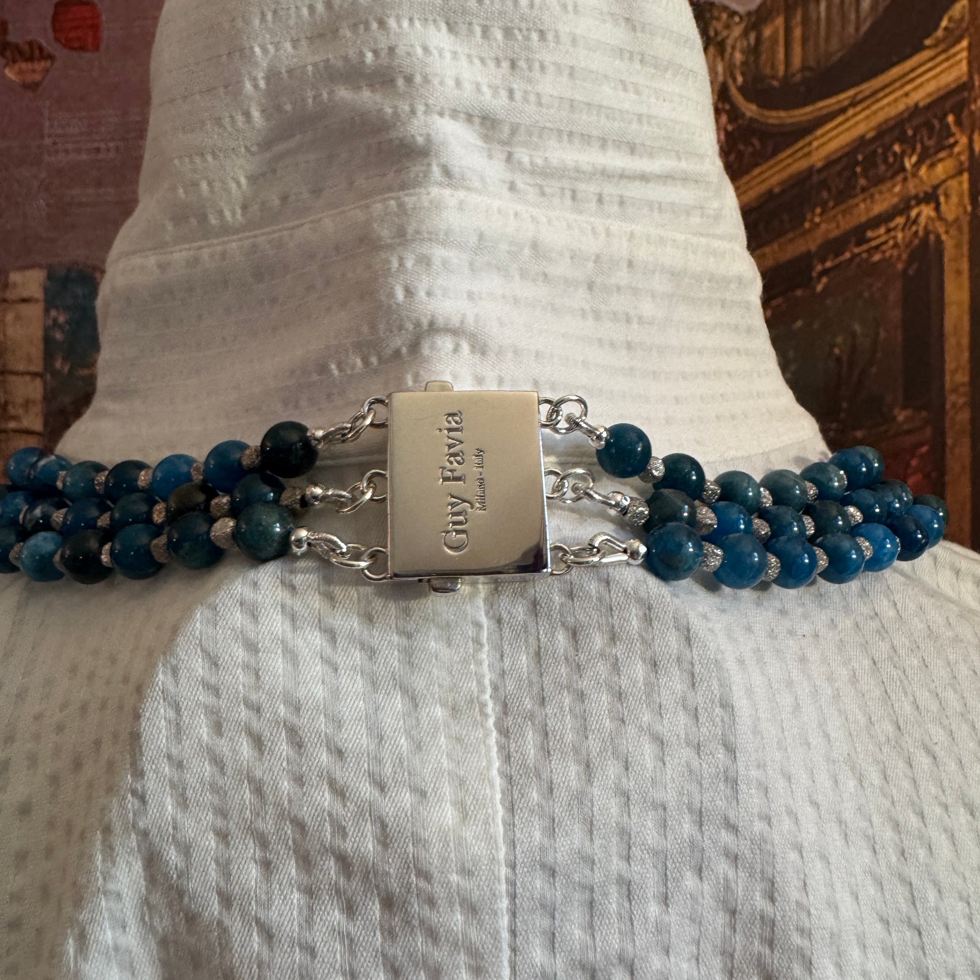 Dettaglio ravvicinato chiusura a lingotto delle perle di Apatite e Iolite, evidenziando la brillantezza dei cubetti sfaccettati.