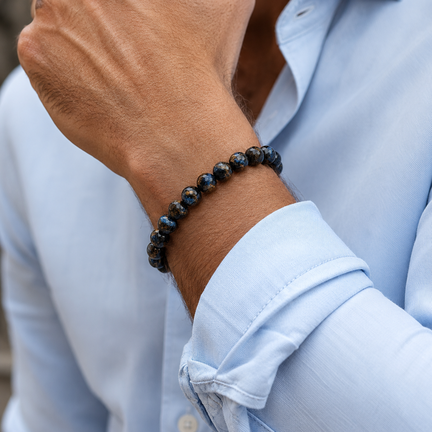 Uomo che indossa bracciale Pietersite certificato 