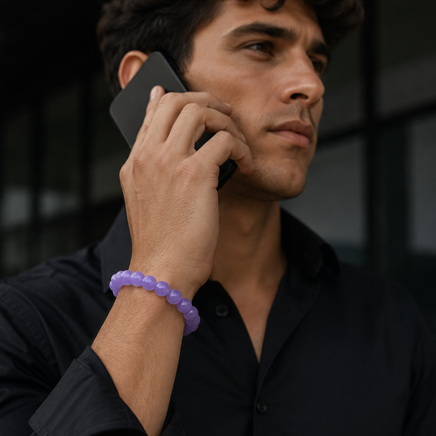 Uomo che indossa bracciale Calcedonio naturale 8 mm mentre parla al telefono