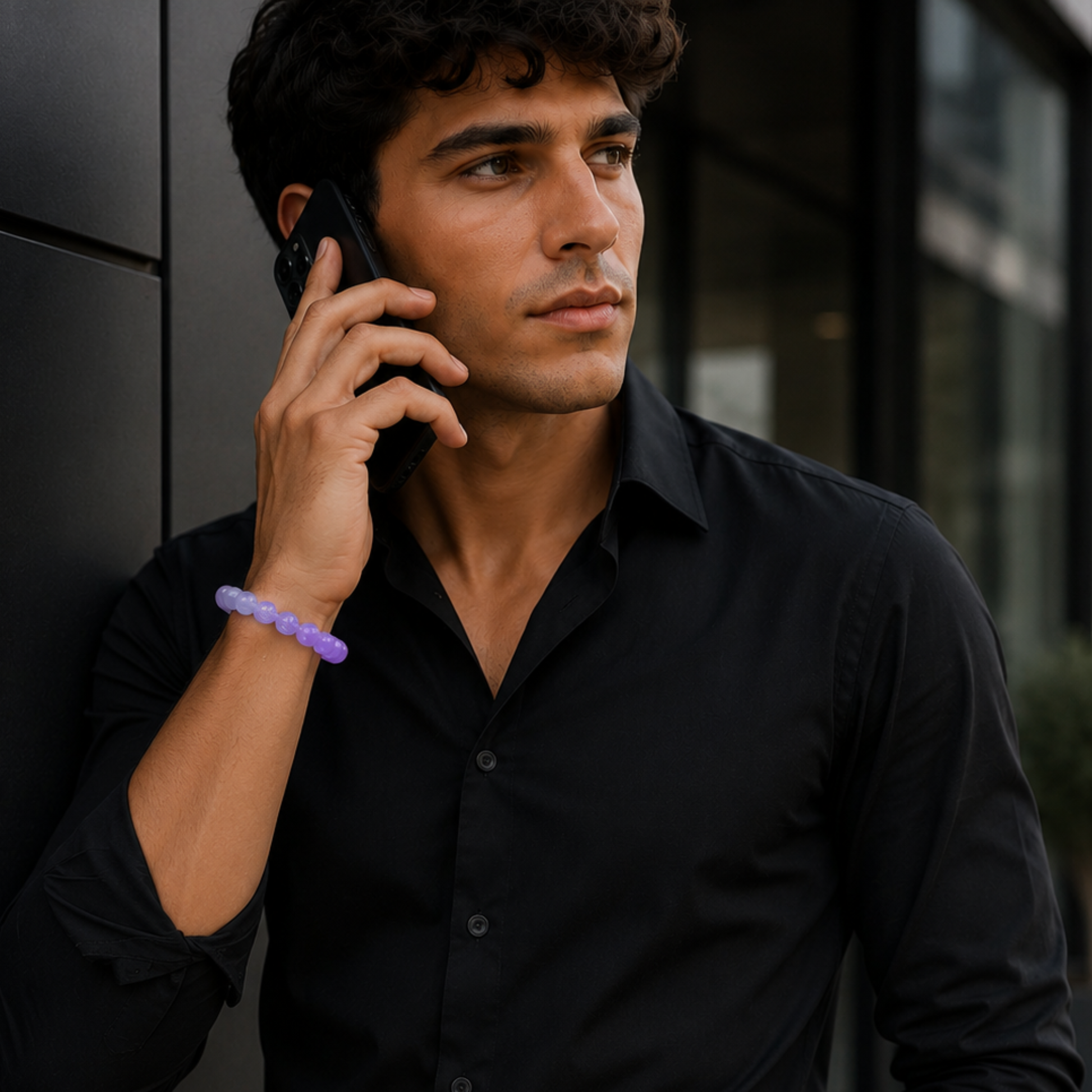 Modello che indossa bracciale Calcedonio naturale 8 mm mentre parla al telefono