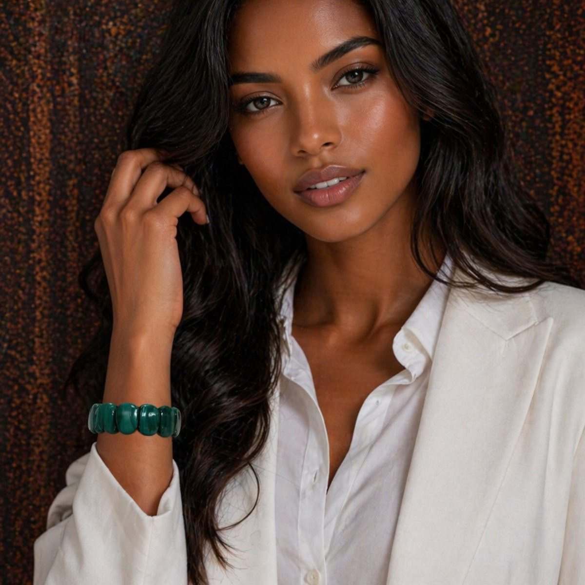 Modella indossa Bracciale malachite del congo naturale  punto gemme. MA0047