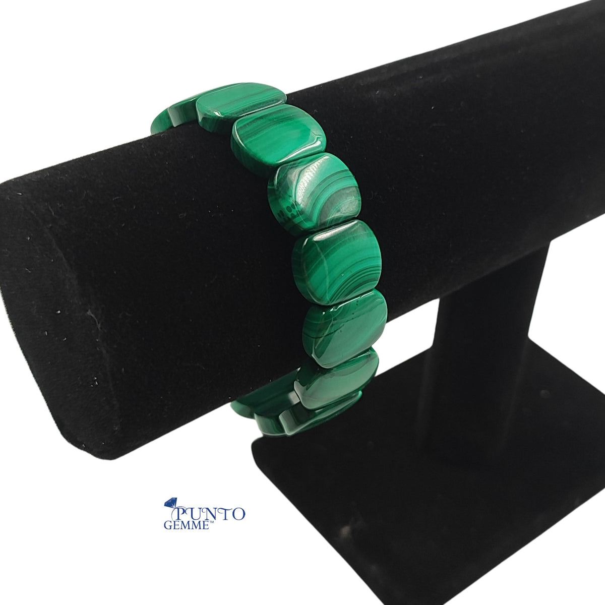 Particolare della calzata aderente bracciale malachite su espositore