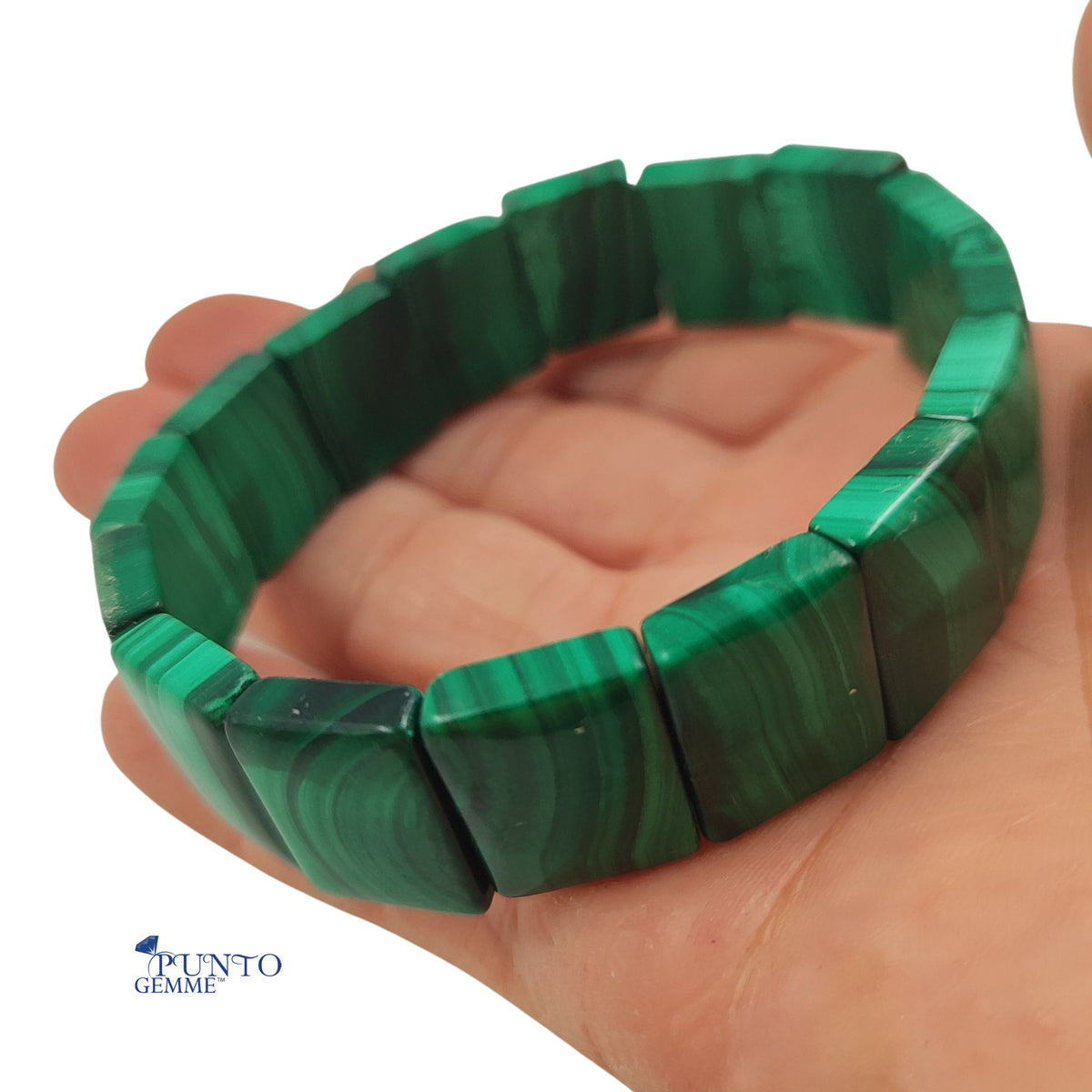 Dettaglio delle bande cromatiche verde smeraldo e nero della malachite naturale.