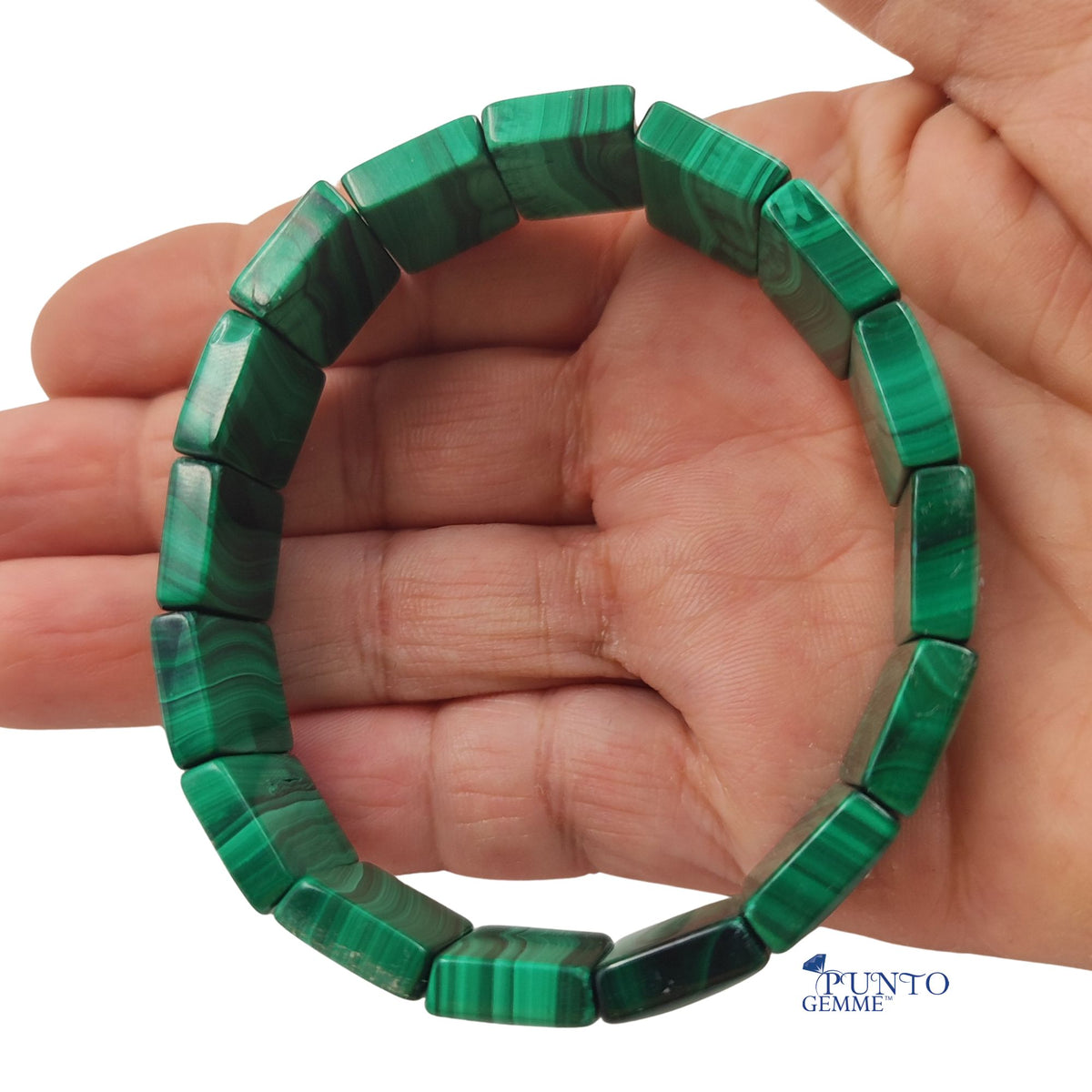 Bracciale elastico rettangolare in malachite naturale vista frontale su fondo bianco.
