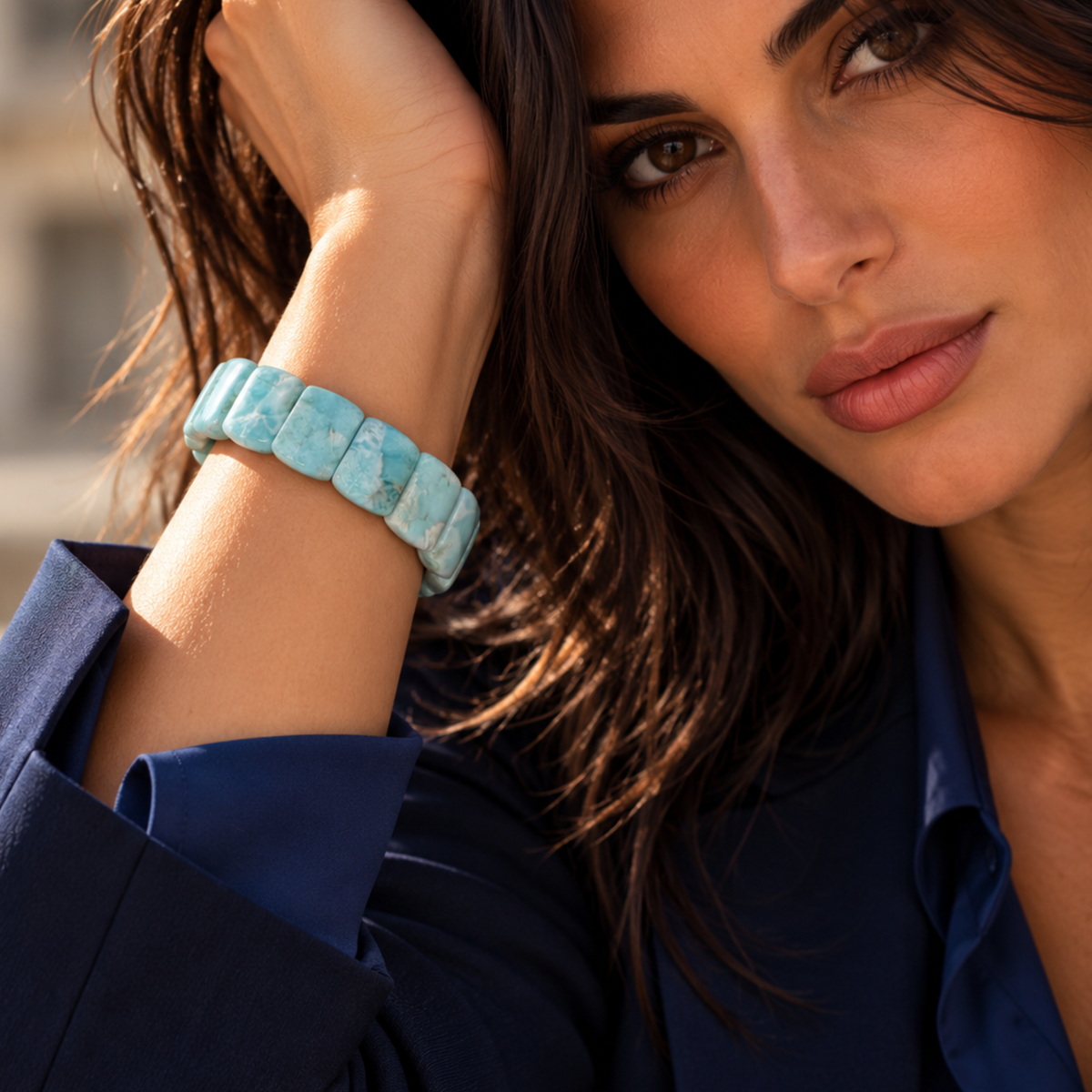 Bracciale Larimar rettangolare MA0061 indossato al polso di modella 