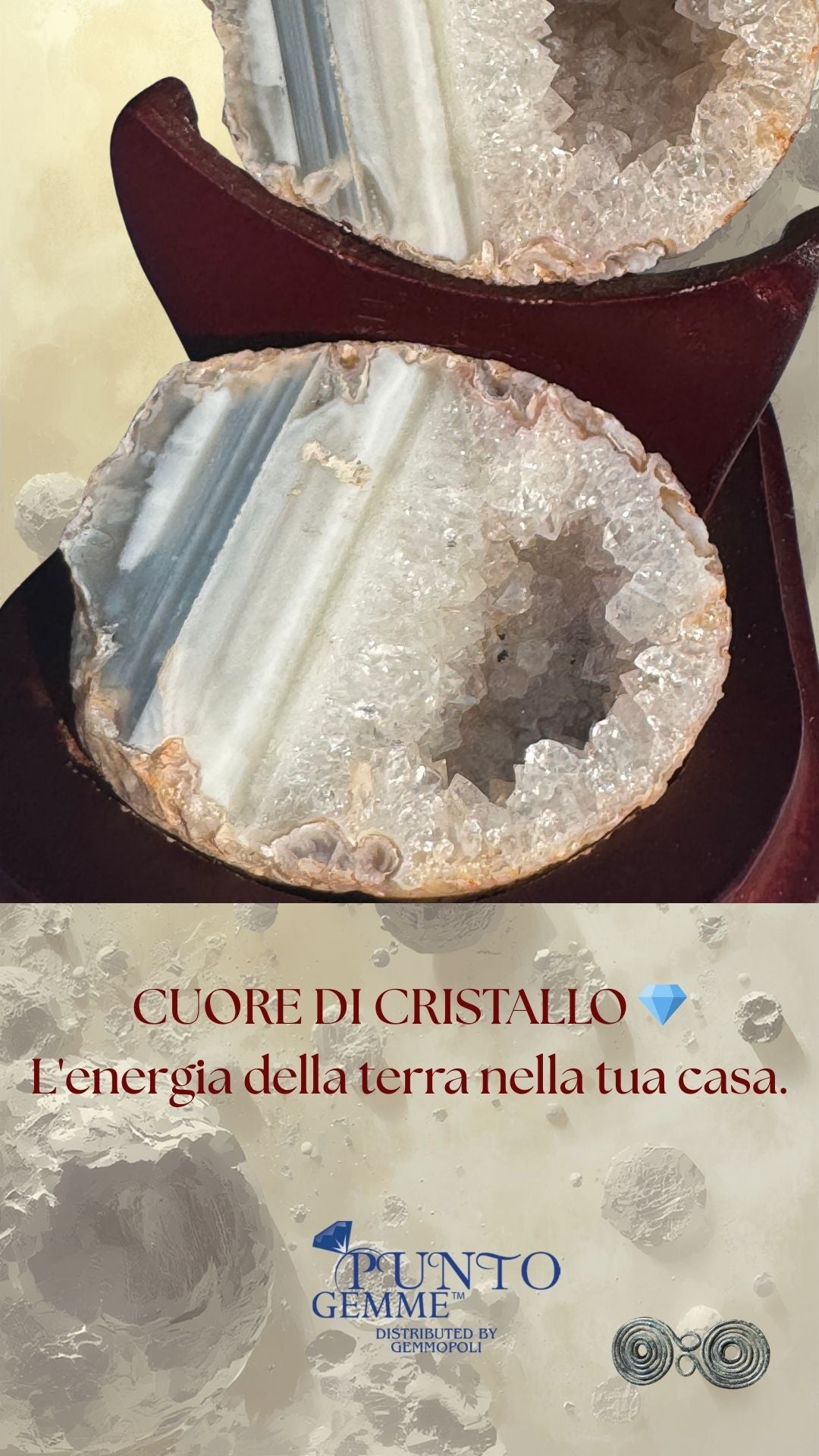 Dettaglio delle striature e dei cristalli interni del geode di agata Punto gemme. base in legno