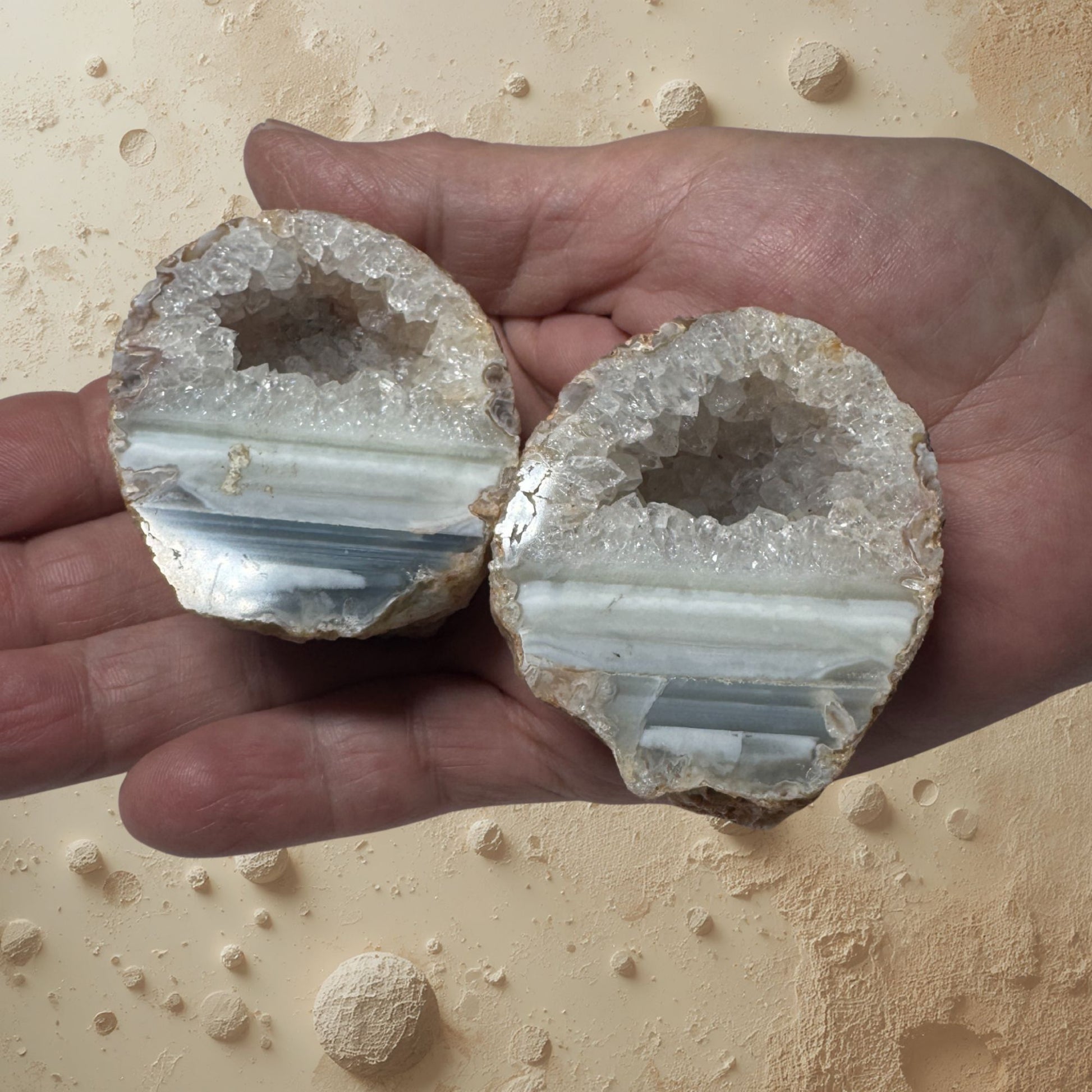 Geode di agata striata naturale la coppia aperta su mano per proporzione
MI1033.