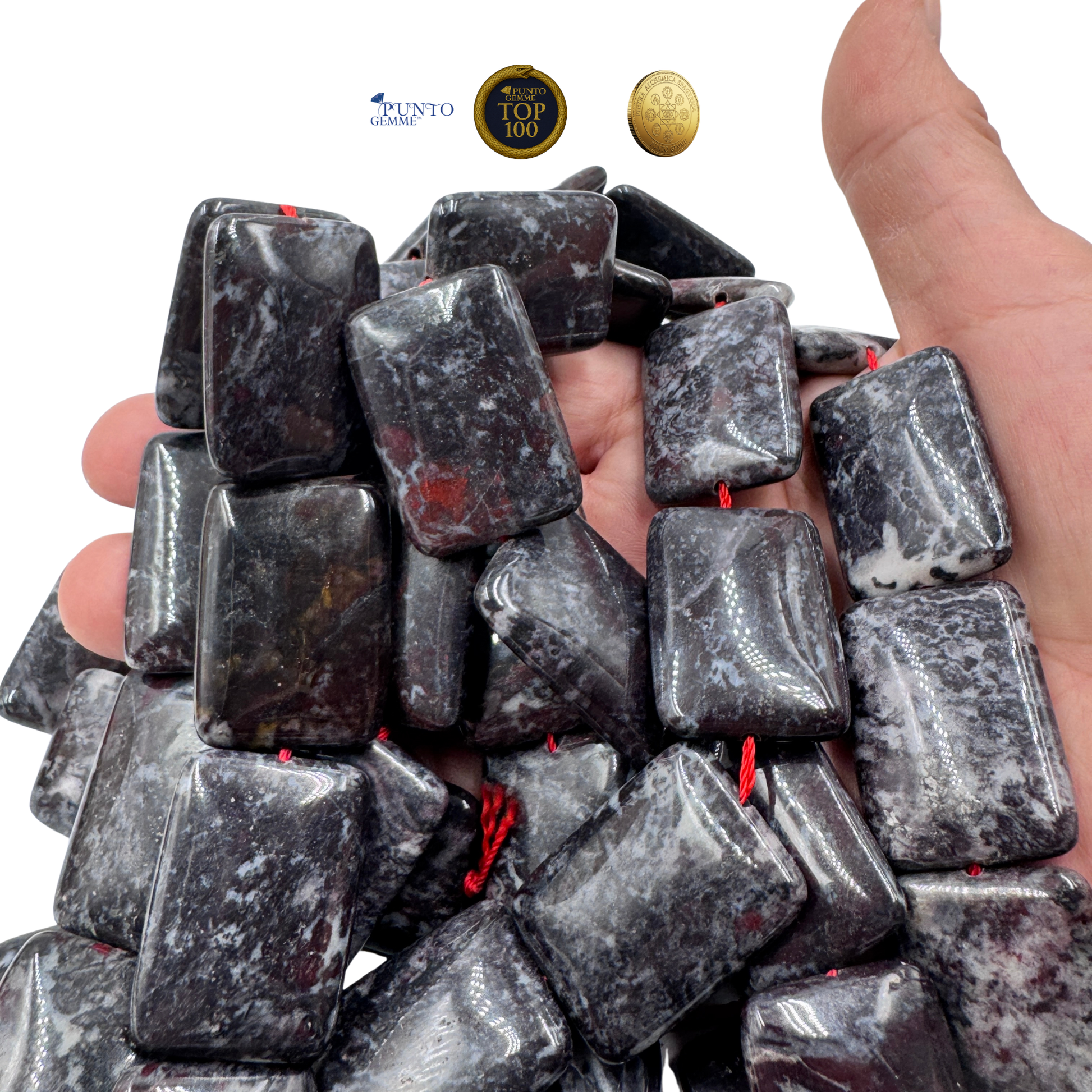 Dettaglio della disposizione degli elementi in Blood Stone Rettangolare Piatto, mostrando l'alta qualità della lucidatura e la lavorazione perle.