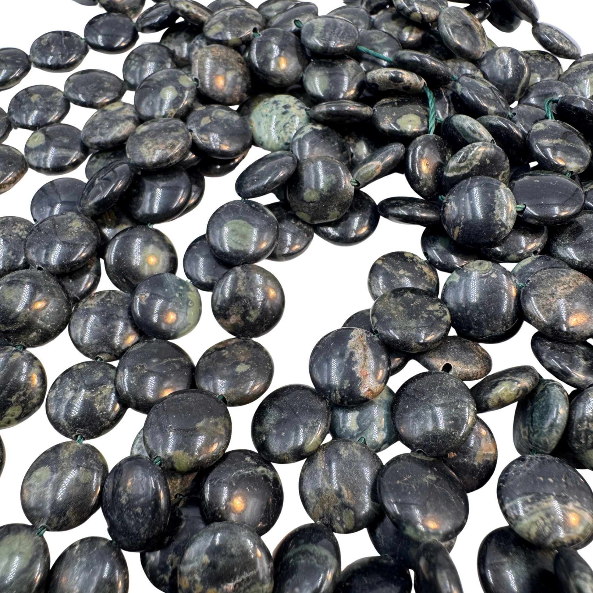 Diaspro Kambaba perle tondo piatto 10mm, dettaglio dei pattern circolari verdi e neri.