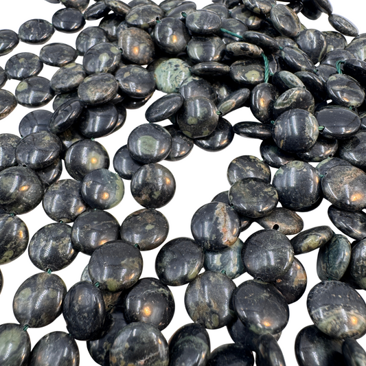 Diaspro Kambaba perle tondo piatto 10mm, dettaglio dei pattern circolari verdi e neri.