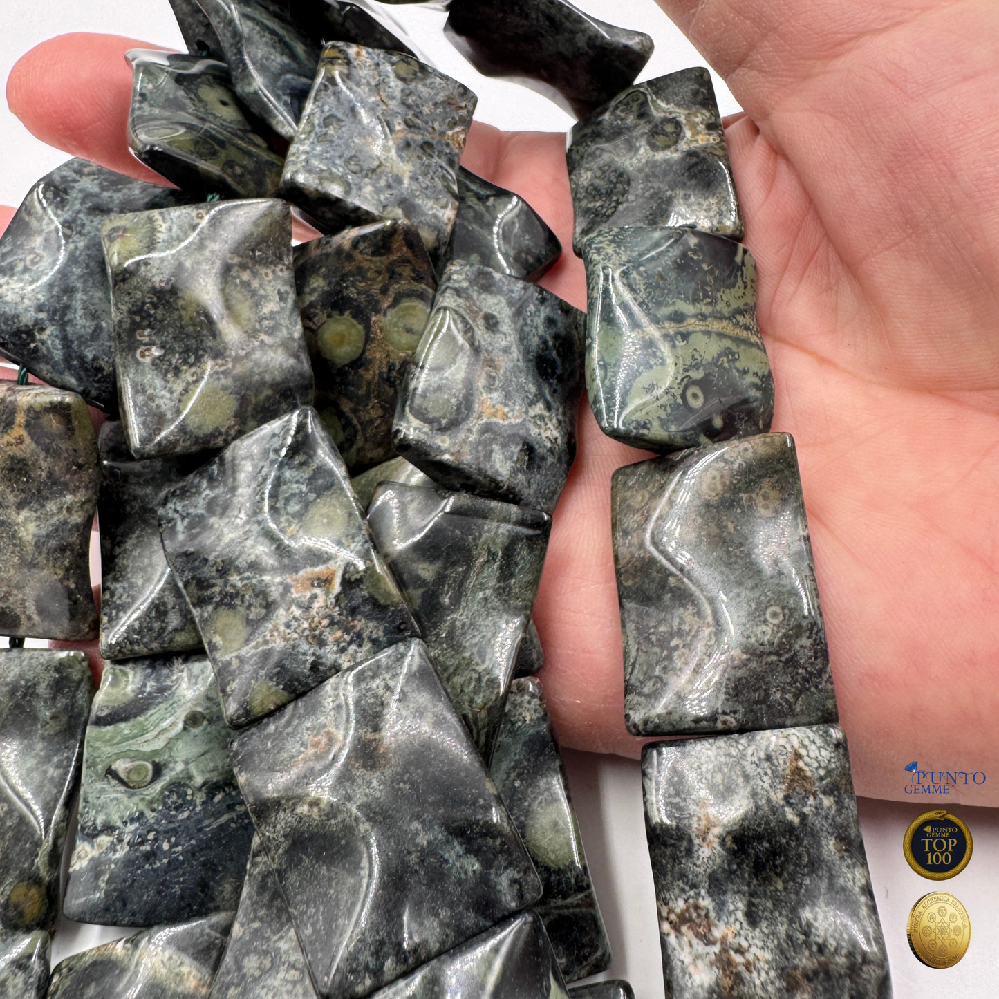 Filo di elementi in Diaspro Kambaba Rettangolare 19x25 mm, con i caratteristici disegni circolari in verde scuro su fondo nero.