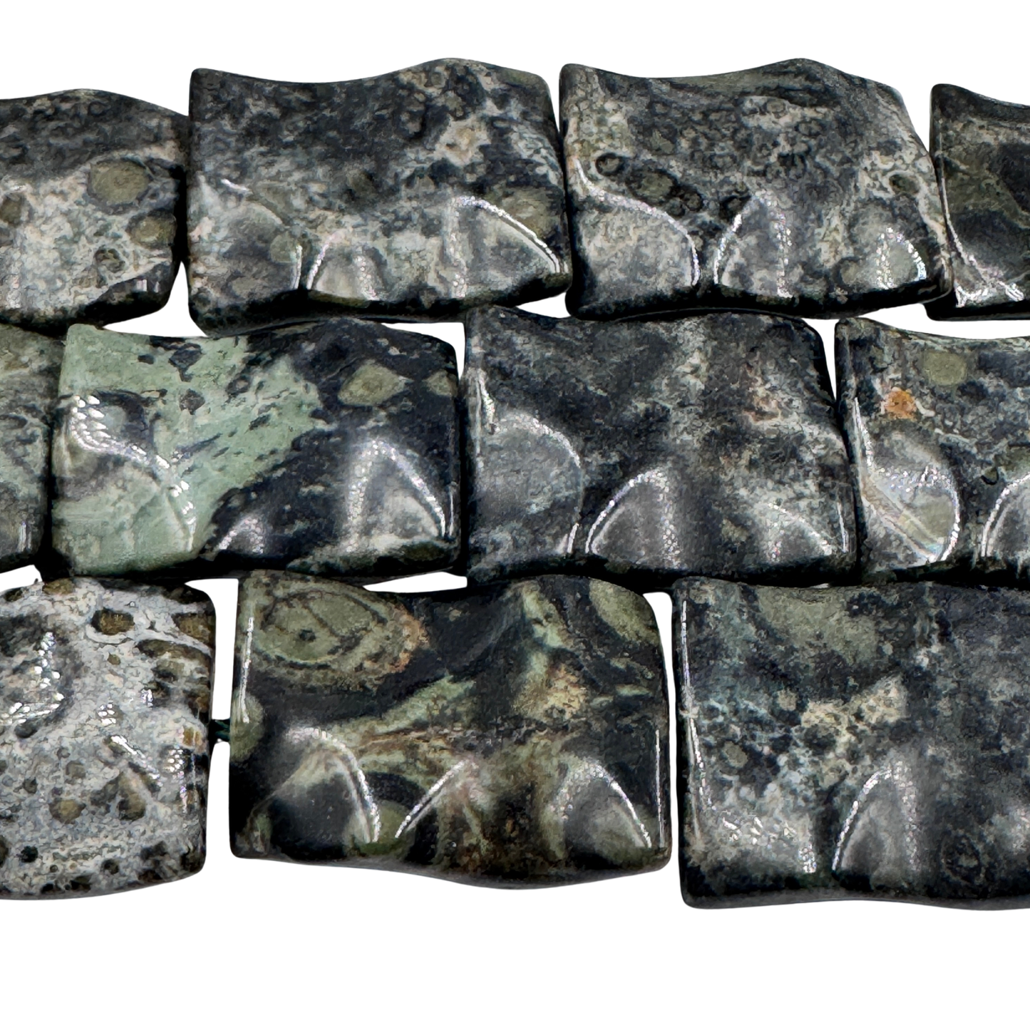 Dettaglio ravvicinato delle perle Rettangolari di Diaspro Kambaba, che evidenzia la finitura lucida e la trama unica della Pietra del Guaritore.