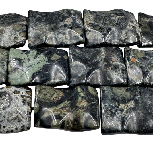 Dettaglio ravvicinato delle perle Rettangolari di Diaspro Kambaba, che evidenzia la finitura lucida e la trama unica della Pietra del Guaritore.