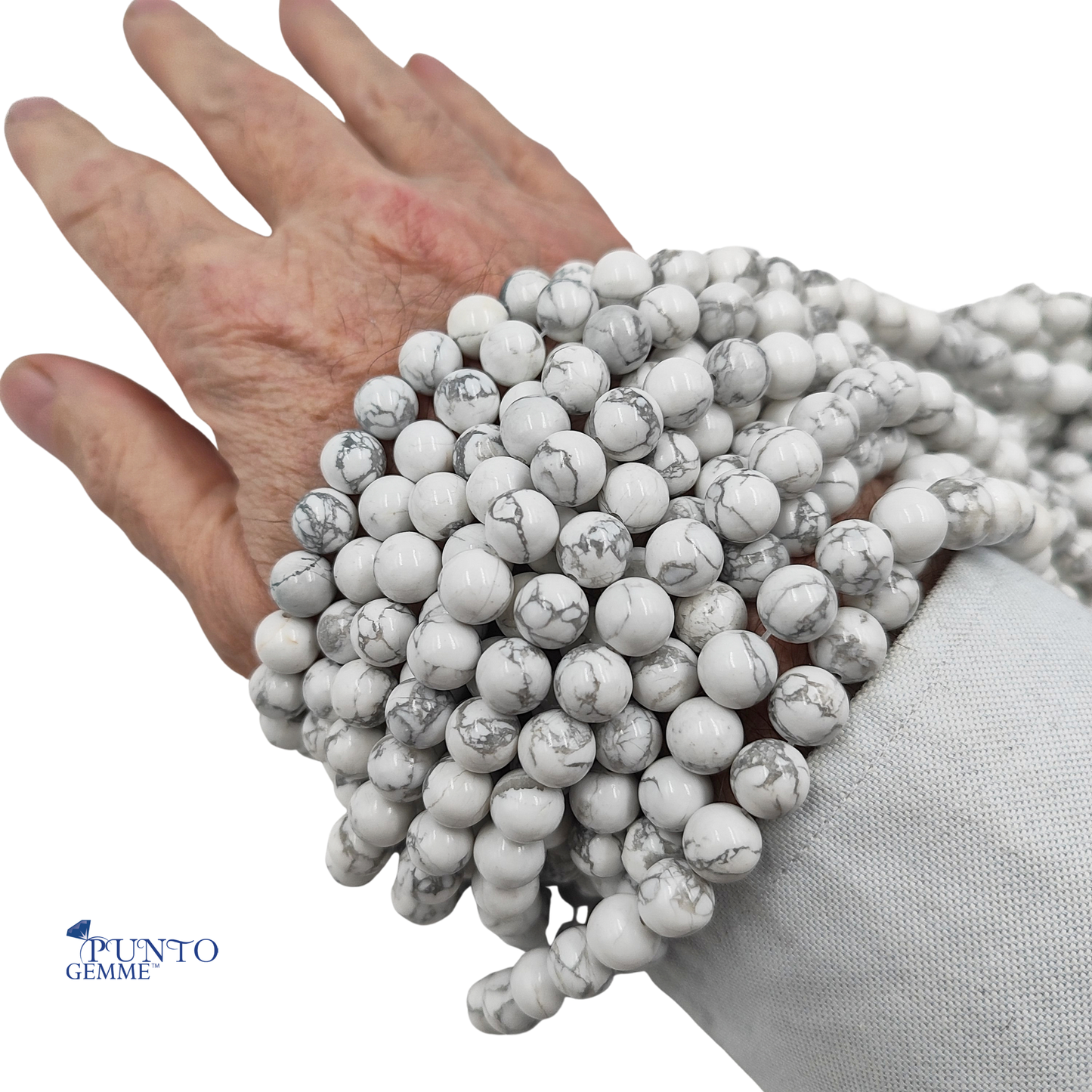 Dettaglio ravvicinato delle perle di Howlite Bianca tonda liscia, evidenziando la finitura lucida e la purezza del bianco. PE0420-08