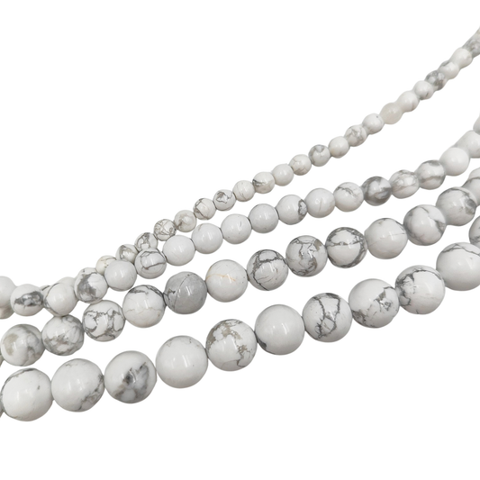 Filo di Howlite Bianca naturale PE0420 nelle varianti 4, 6, 8, 10mm, con caratteristiche venature grigie naturali.