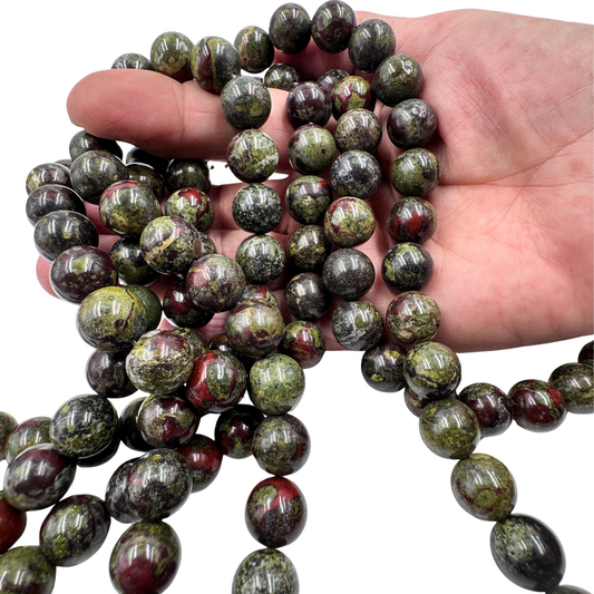Filo di perle sferiche in Diaspro Sangue di Drago naturale da 12 mm, che mostra il bellissimo contrasto cromatico tra verde scuro e rosso.