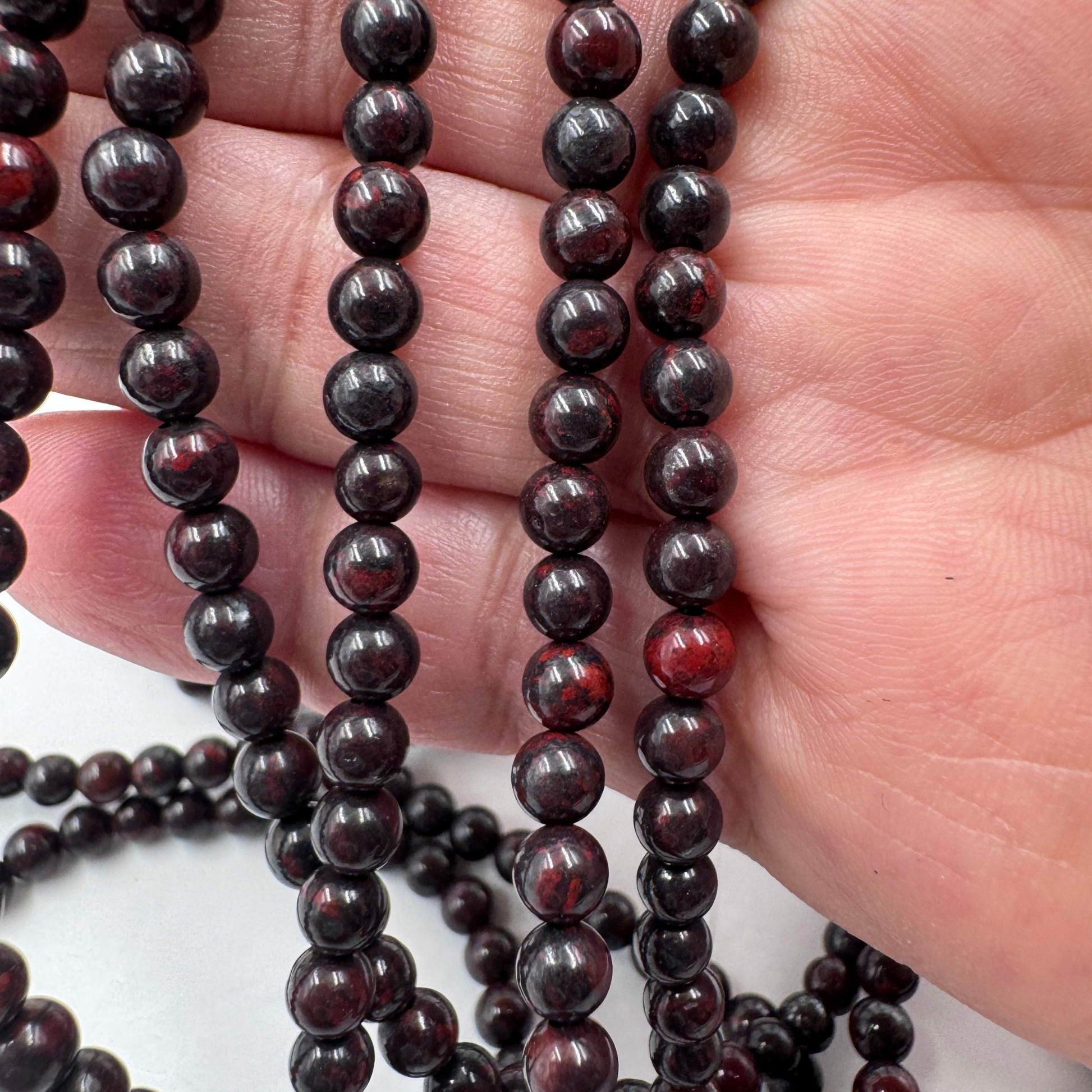 Filo di perle da 4 mm in Diaspro Brecciato (Poppy), misura discreta per un bracciale energetico (Codice PE0430-04).