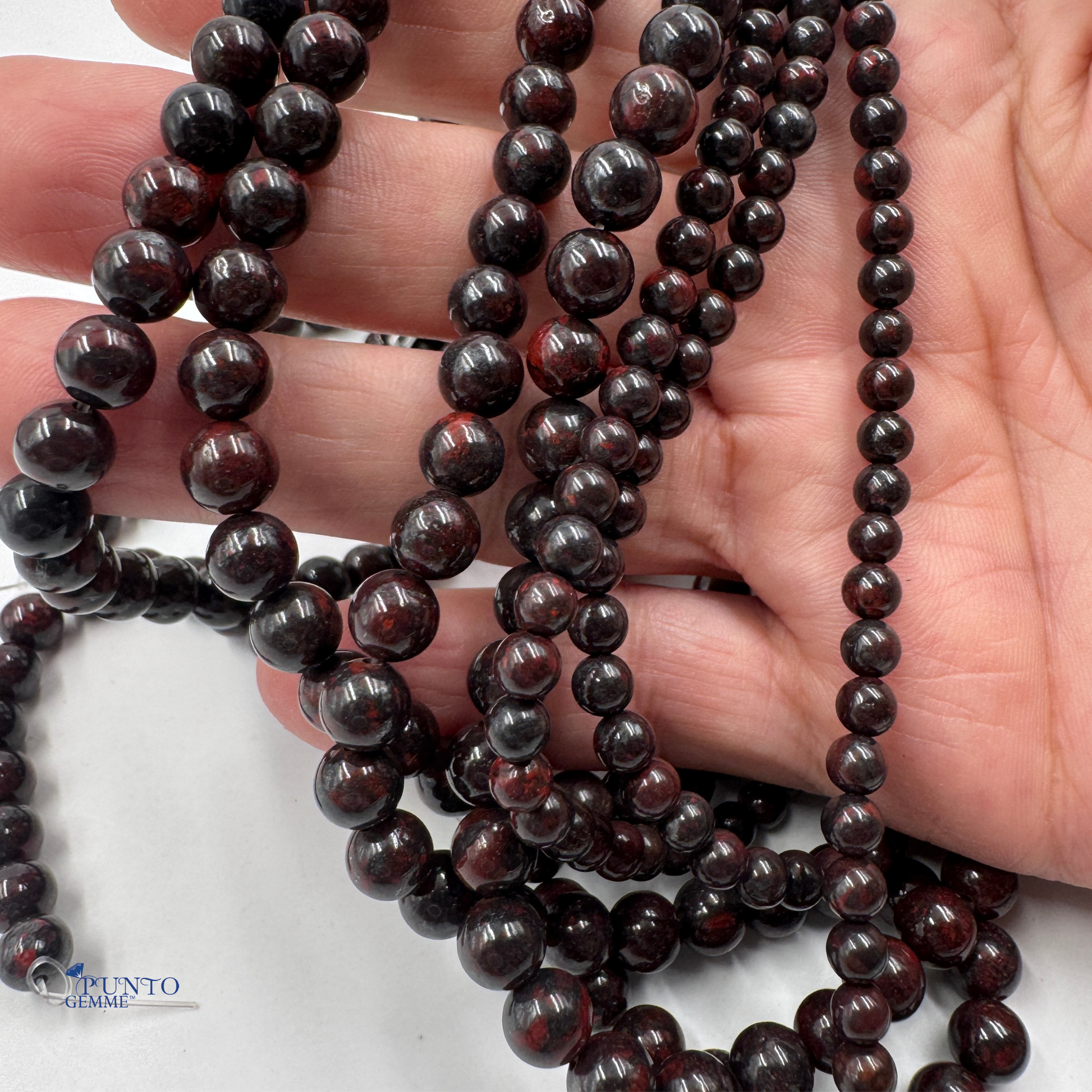 Perle tonde di Diaspro Poppy, la gemma che aiuta a superare la frustrazione.