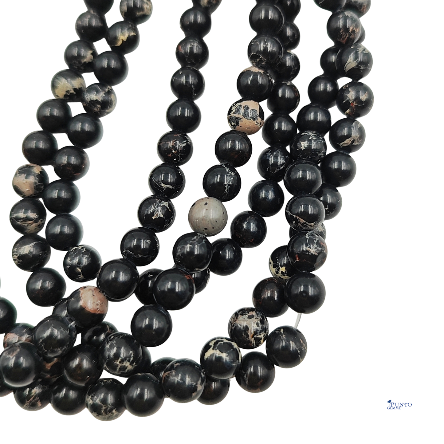 Dettaglio macro di una perla di Diaspro Imperiale Nero 6mm, che evidenzia il motivo a "ragnatela" e la lucidatura.