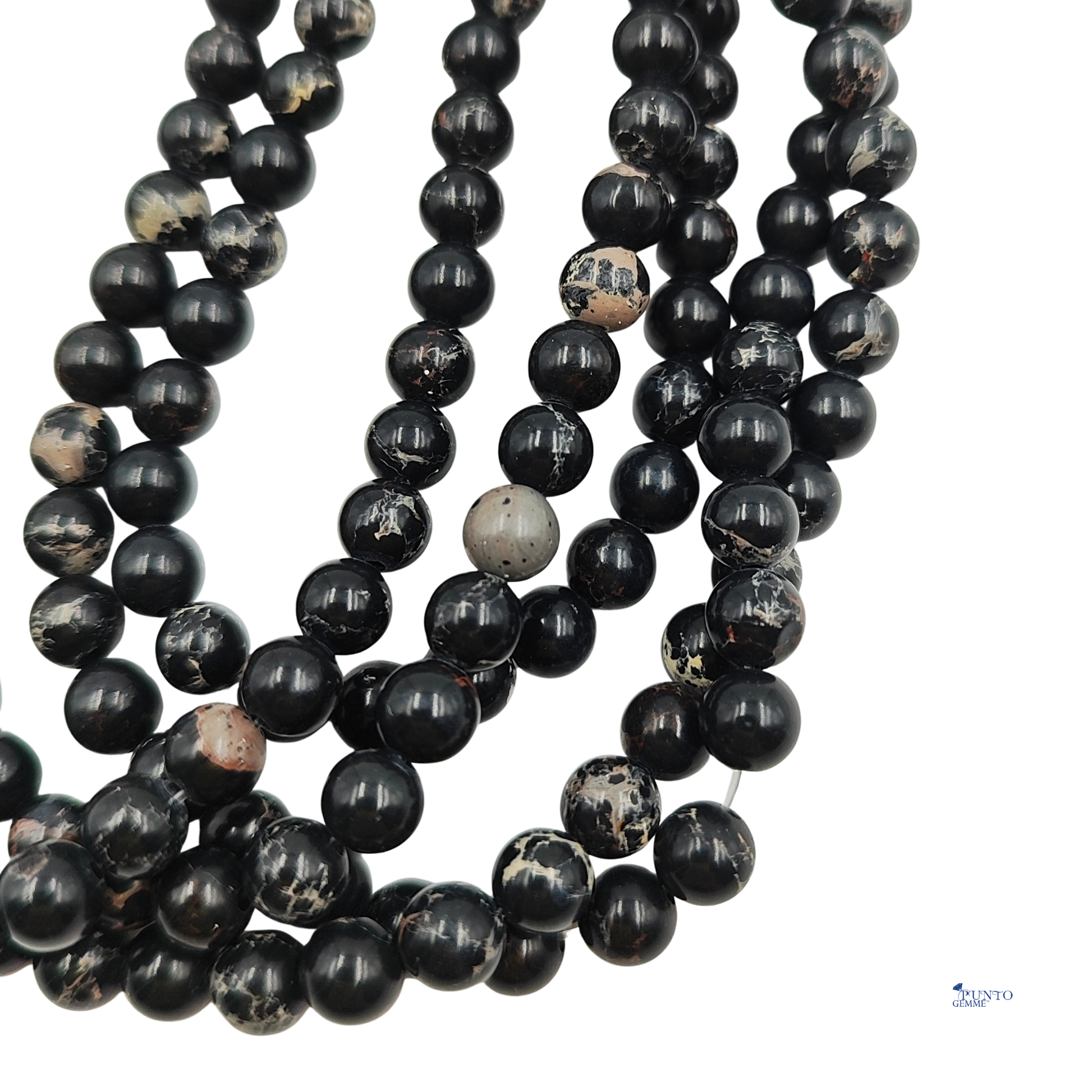 Dettaglio macro di una perla di Diaspro Imperiale Nero 6mm, che evidenzia il motivo a "ragnatela" e la lucidatura.