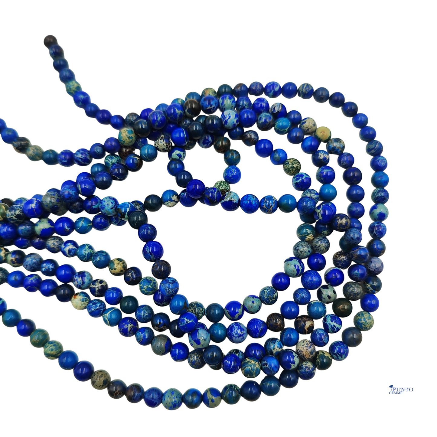 Filo di Diaspro Imperiale Blu 6mm disteso su uno sfondo bianco o acquatico per enfatizzare il colore.