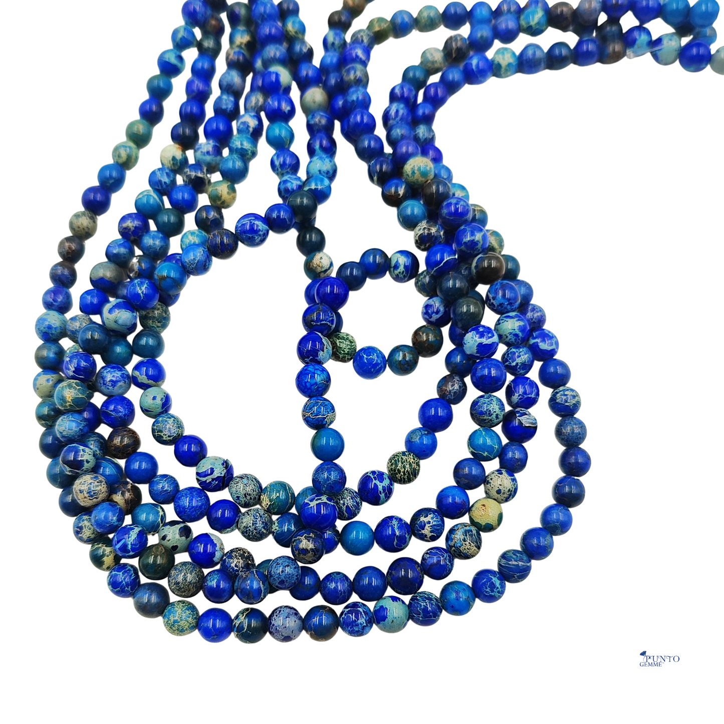 Filo di Diaspro Imperiale Blu 6mm disteso su uno sfondo bianco o acquatico per enfatizzare il colore del mare