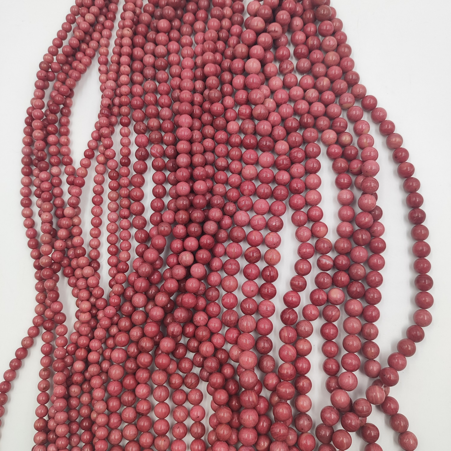 Confronto tra le misure 6mm, 8mm e 10mm del filo di Rodonite naturale rosa della linea Pietra Aurea.