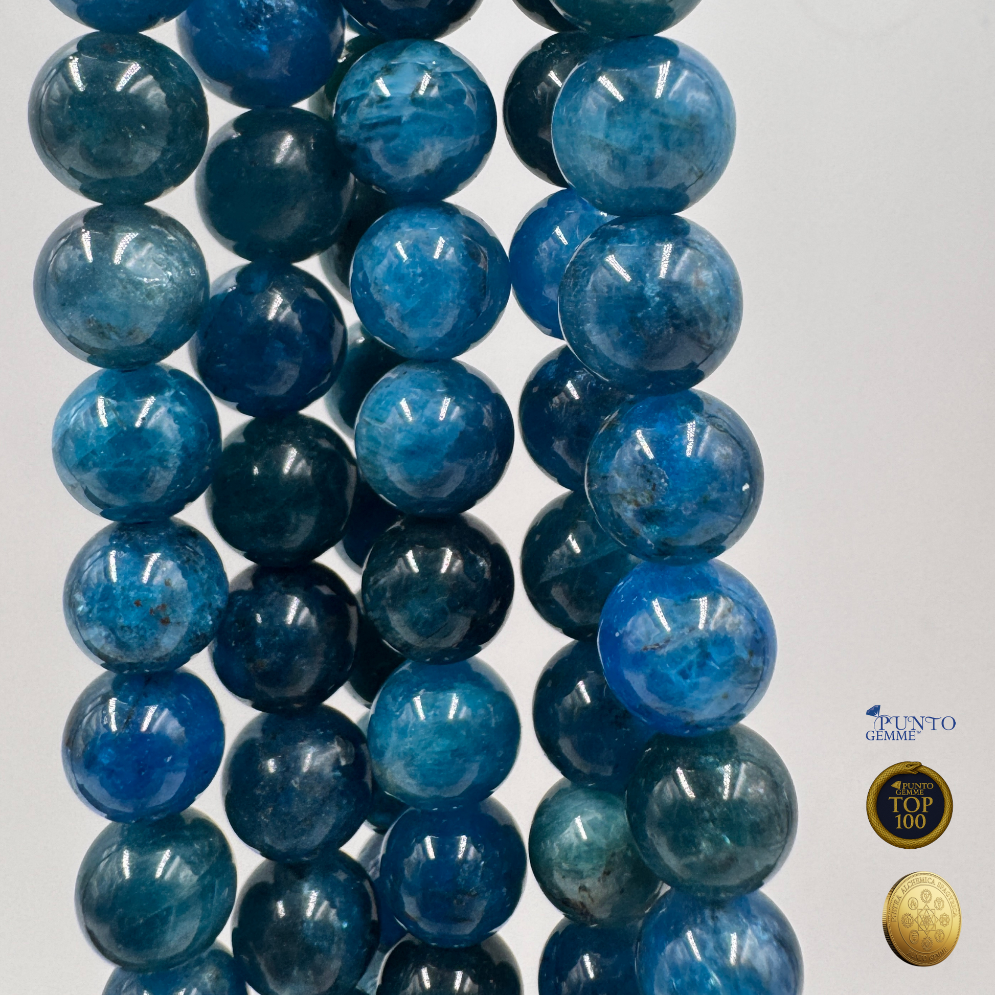 Primo piano delle perle Apatite Blu, mostra la finitura liscia e la Qualità +.